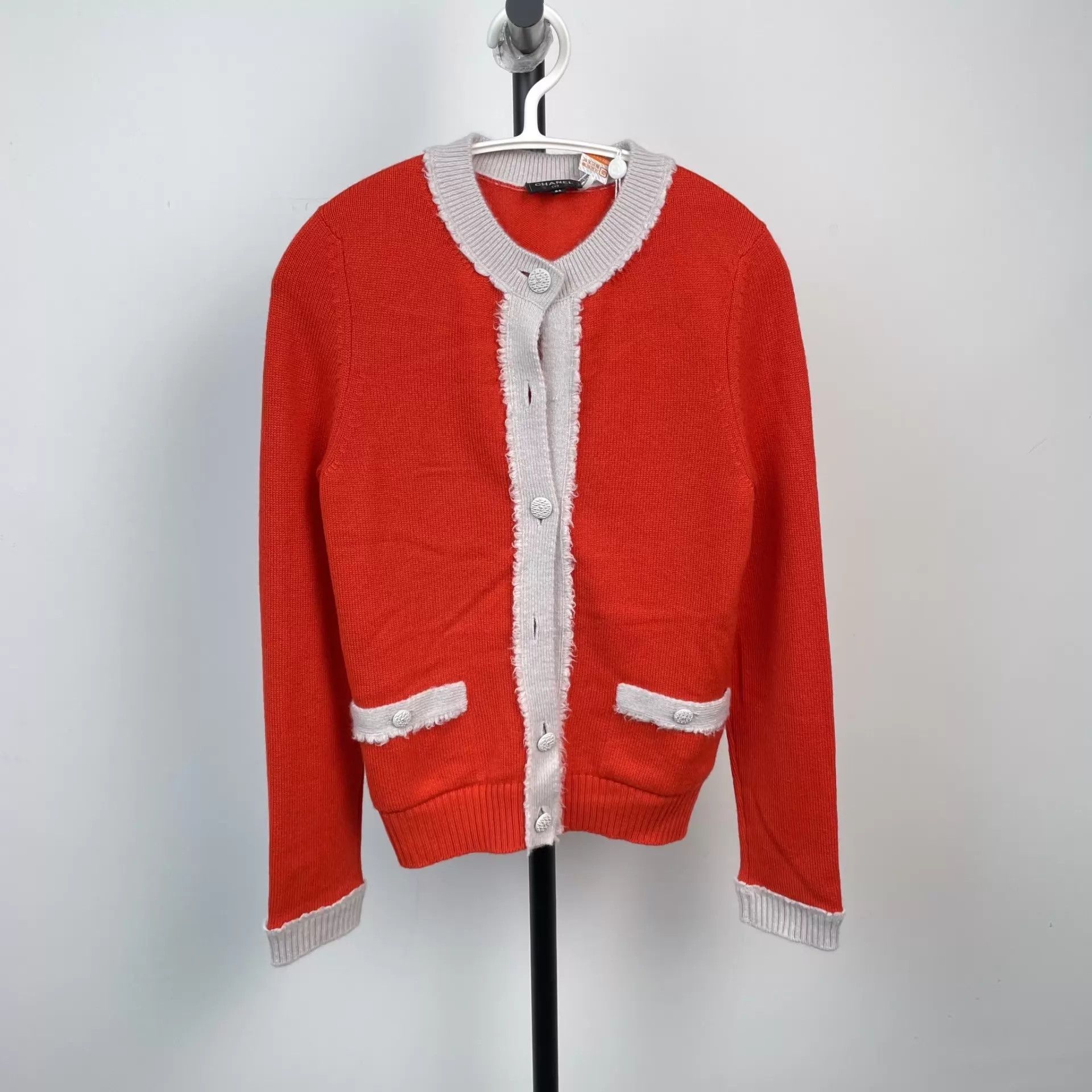 Chanel Chanel Red & White Cardigan 34 (Missing One Button) Size XS / US 0-2 / IT 36-38 - 1 Thumbnail
