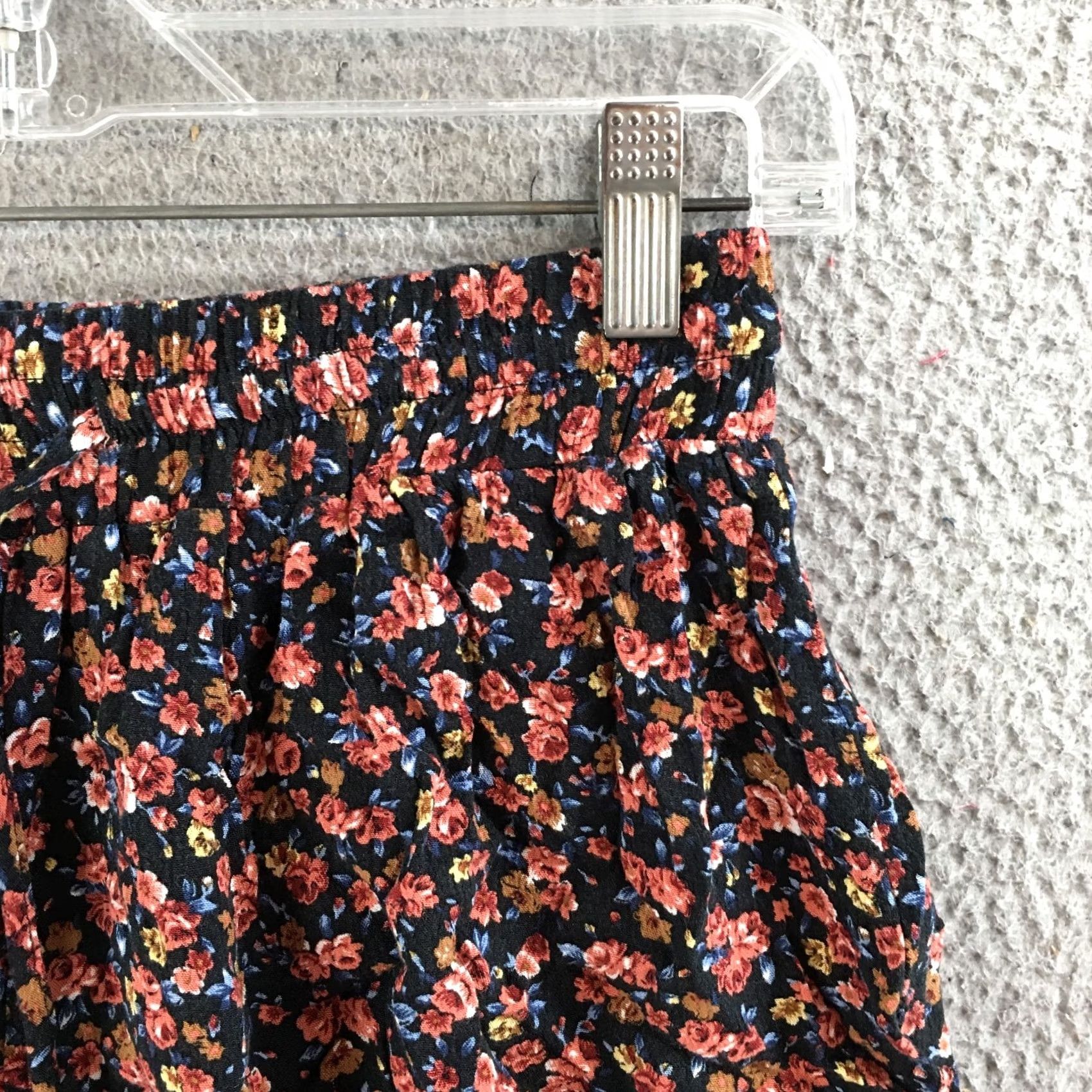 American Eagle Outfitters American Eagle Outfitters Shorts Womens XS High Rise Pull On Casual Floral Black Viscose Lineup Size 26" / US 2 / IT 38 - 3 Thumbnail