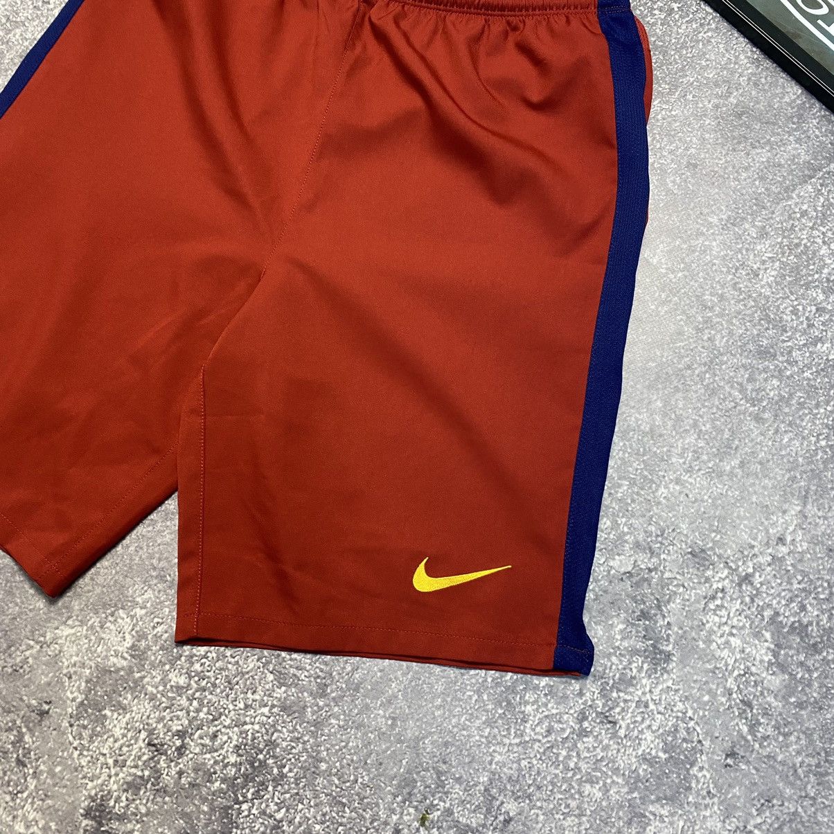 Nike Vintage Nike FC Barcelona Small Logo New football shorts Size US 30 / EU 46 - 4 Thumbnail