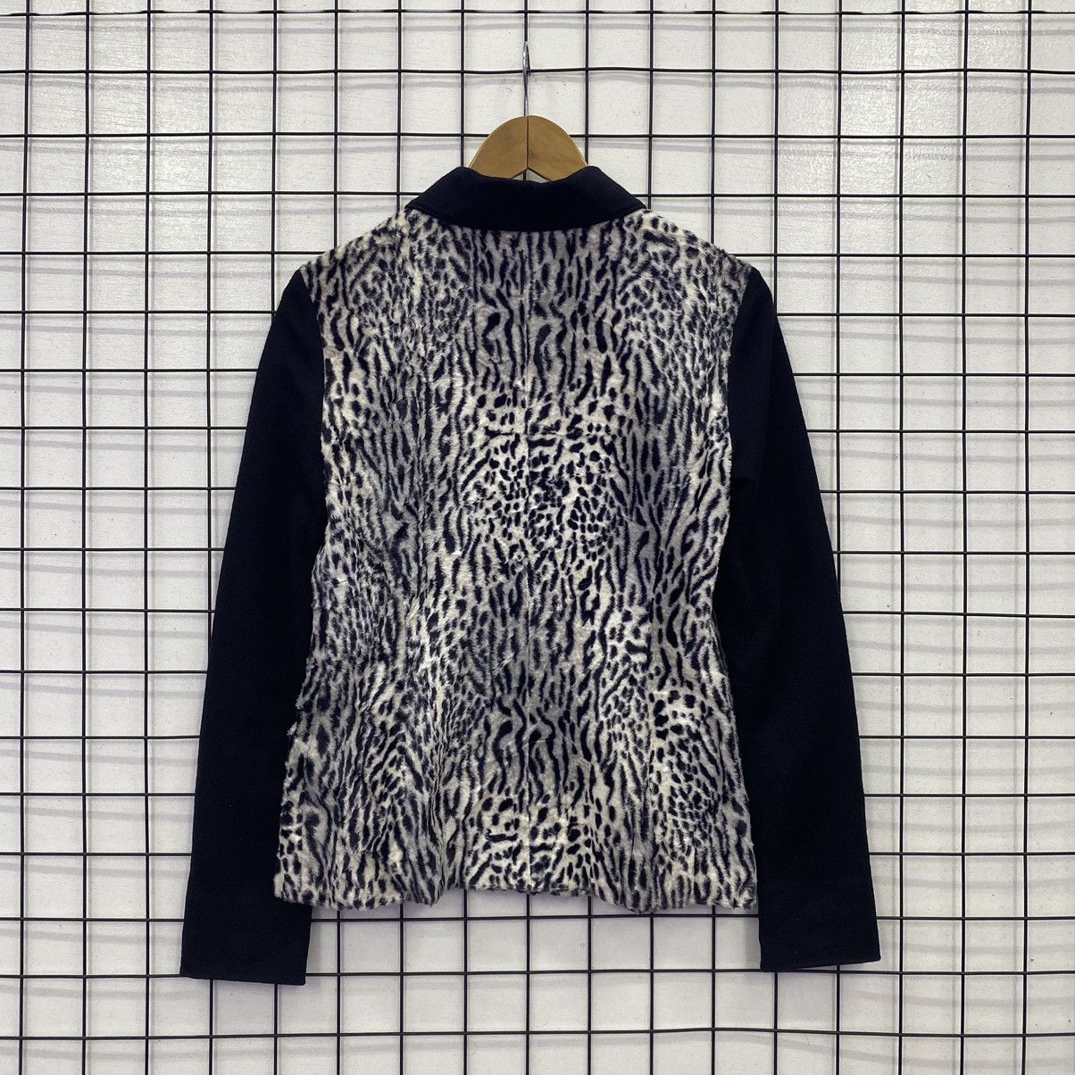 H&M HM Sport Animal Print Women Casual Shirt Size M / US 6-8 / IT 42-44 - 2 Thumbnail