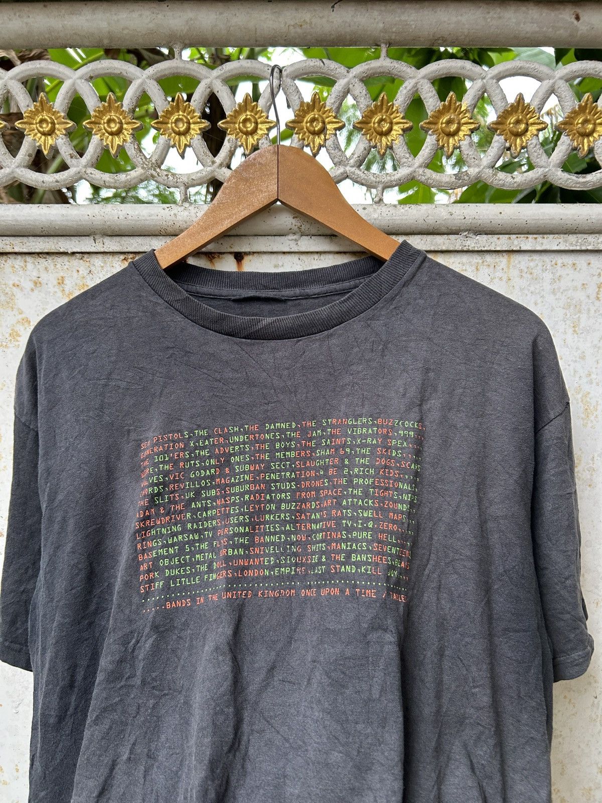 Vintage Vintage Rock Band Tshirt Distressed Sun Faded Erd grunge ege Size US S / EU 44-46 / 1 - 8 Thumbnail