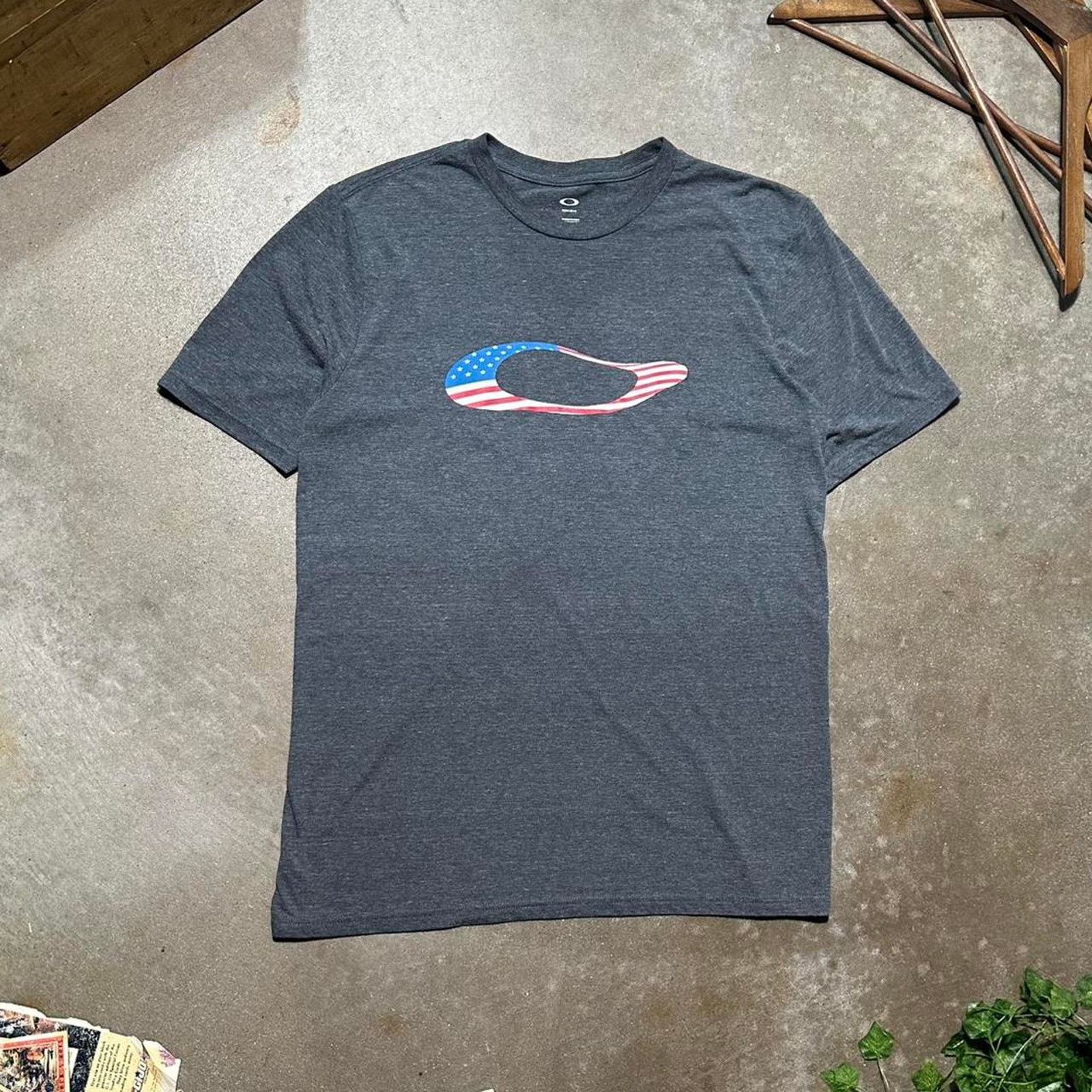 Oakley Oakley Center Logo Tee Mens XL Grey Red White Skater Shirt Size US XL / EU 56 / 4 - 1 Thumbnail