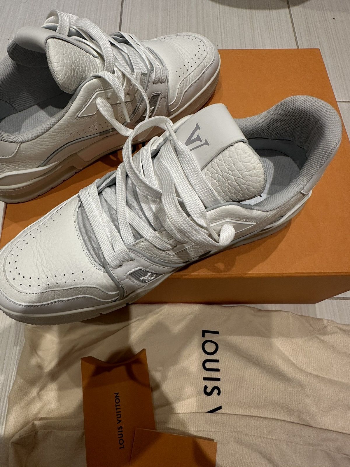 Louis Vuitton Louis Vuitton White & Grey ‘LV Sneaker’ Size US 7 / EU 40 - 24 Thumbnail
