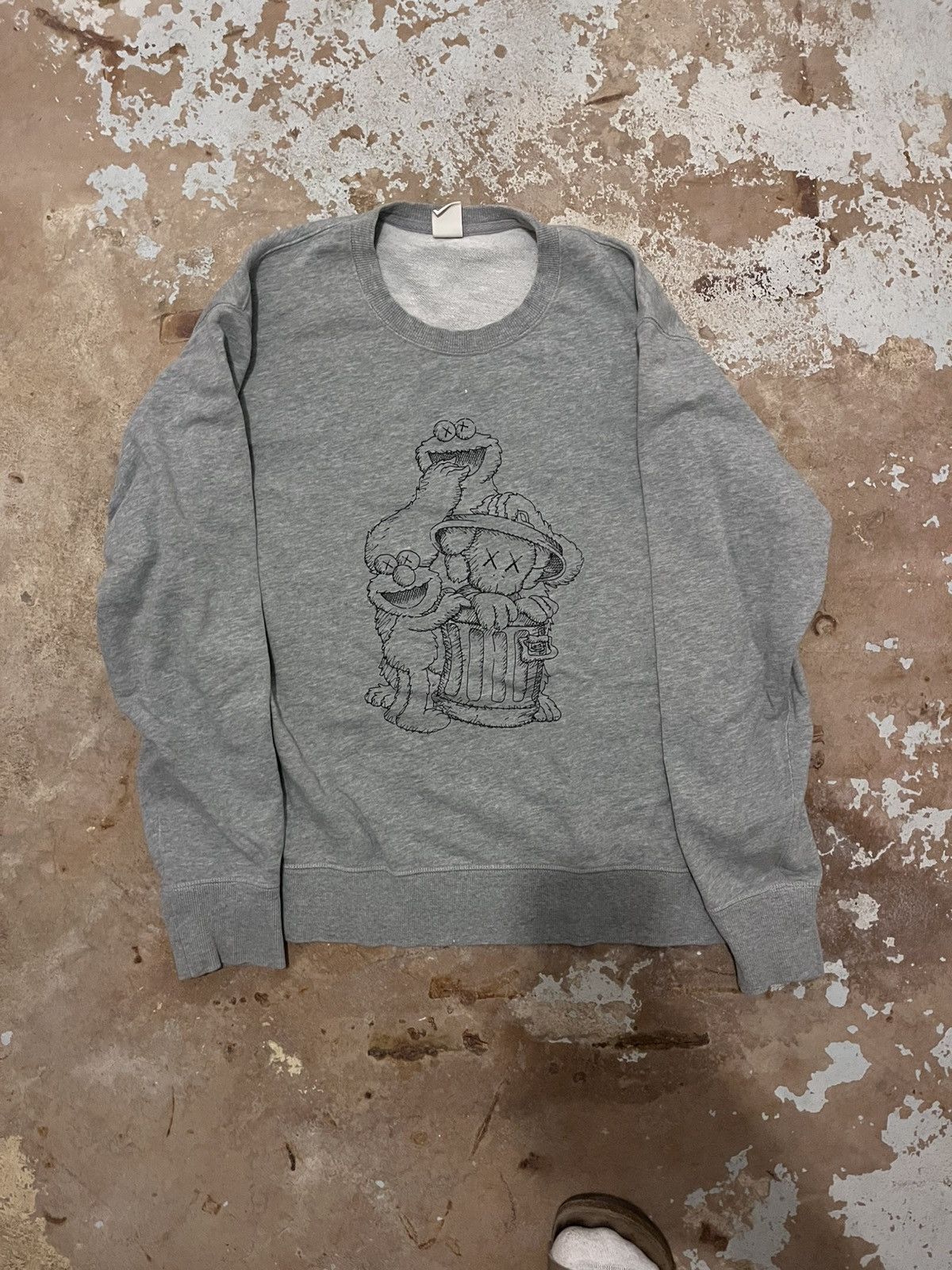 Kaws × Uniqlo KAWS SESAME STREET x UNIQLO CREWNECK Size US M / EU 48-50 / 2 - 1 Thumbnail