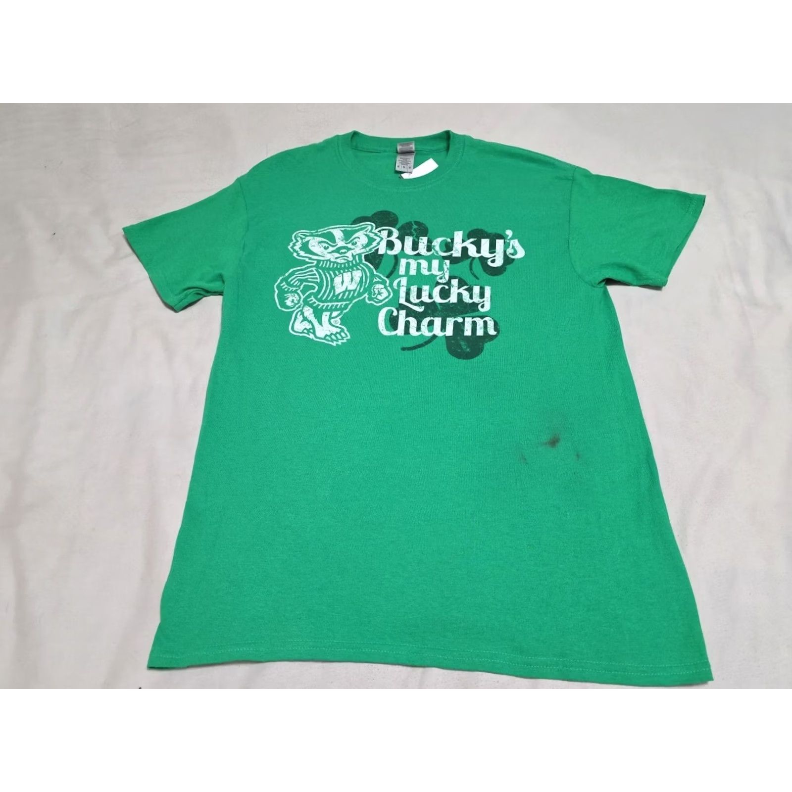 Gildan VINTAGE Wisconsin Badgers Bucky's My Lucky Charm Mascot Irish Green Short Sleeve T-Shirt Mens Medium Size US M / EU 48-50 / 2 - 2 Thumbnail