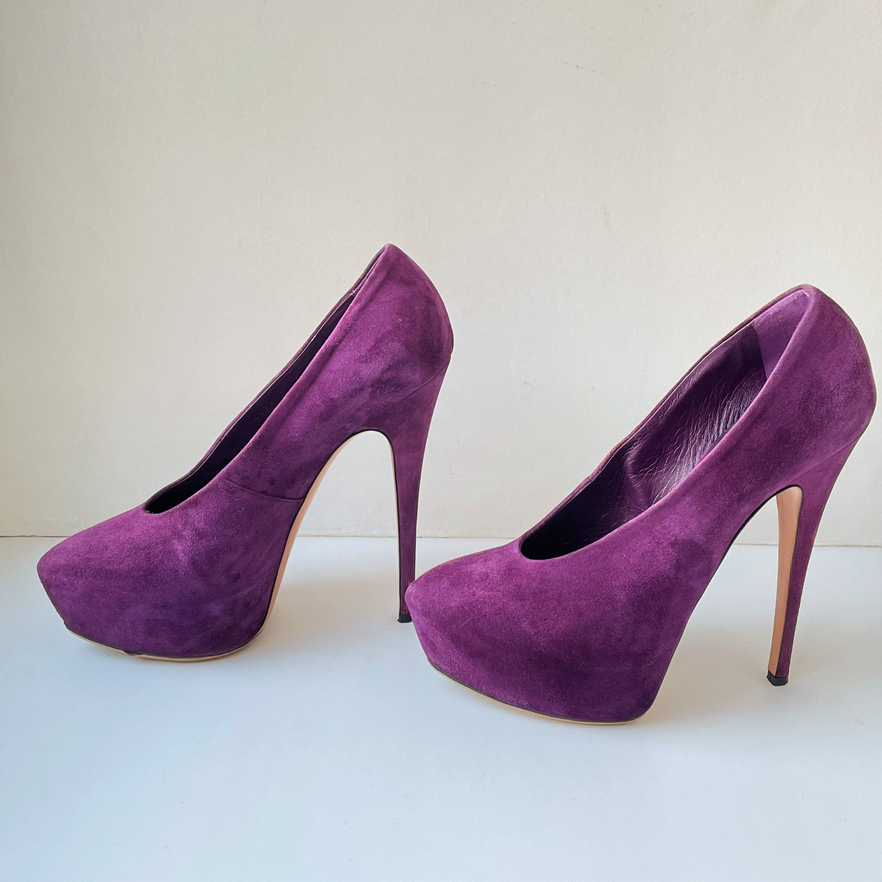 Casadei EUC Casadei 38 Women Dress Shoes Hidden Platform Suede Pumps Size US 8 / IT 38 - 4 Thumbnail