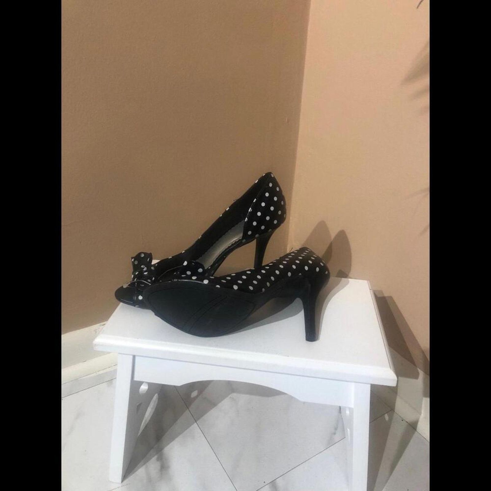 Vionic Fioni polka Dot peekaboo toe side open Heel pumps Size US 8 / IT 38 - 7 Thumbnail