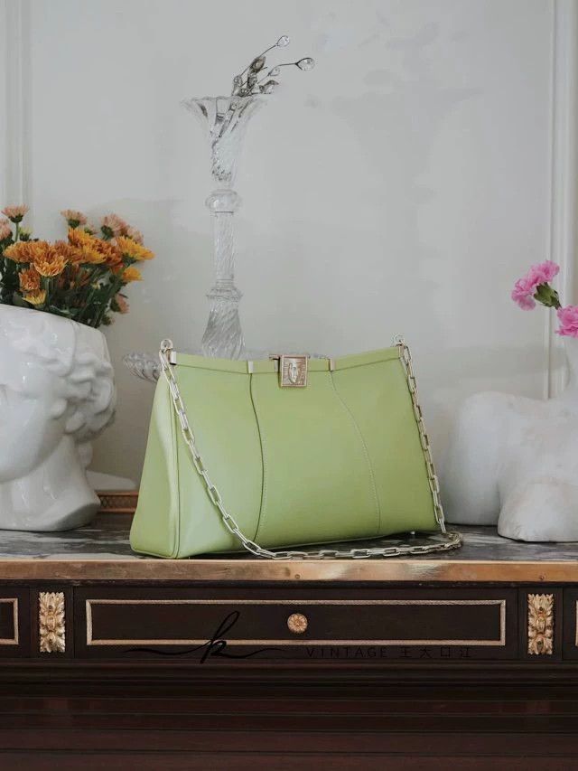 Other BKC Women of the Word 1995 Green Leather Chain Shoulder Bag Size ONE SIZE - 1 Thumbnail