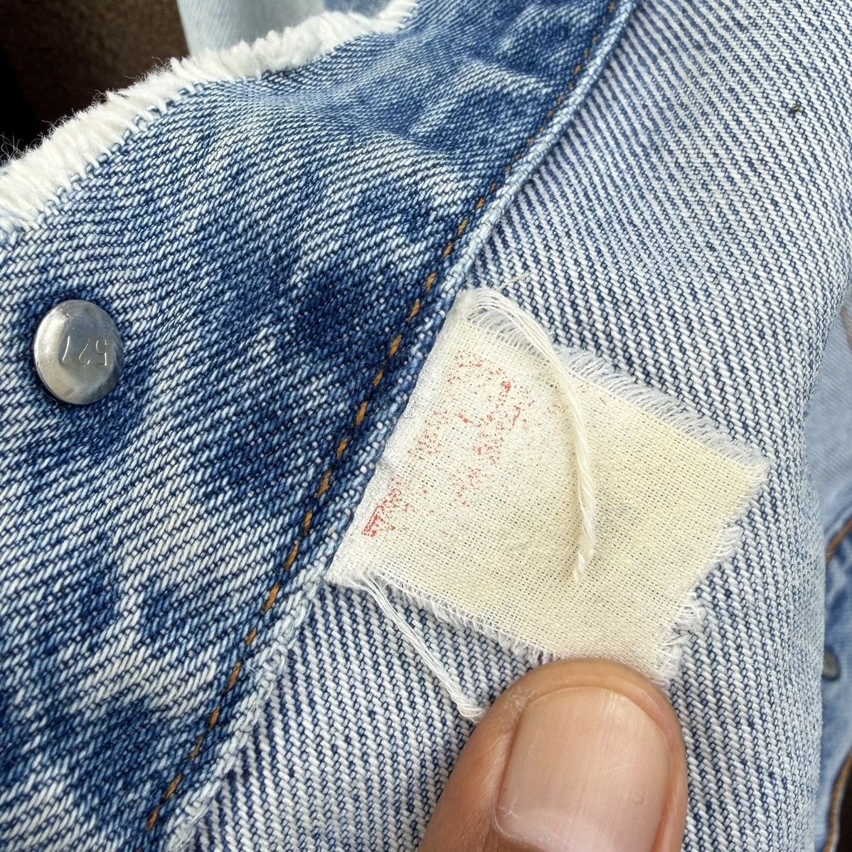 Levi's Vintage Levi’s Distressed Denim Light Wash Grunge Trucker Size US L / EU 52-54 / 3 - 21 Thumbnail