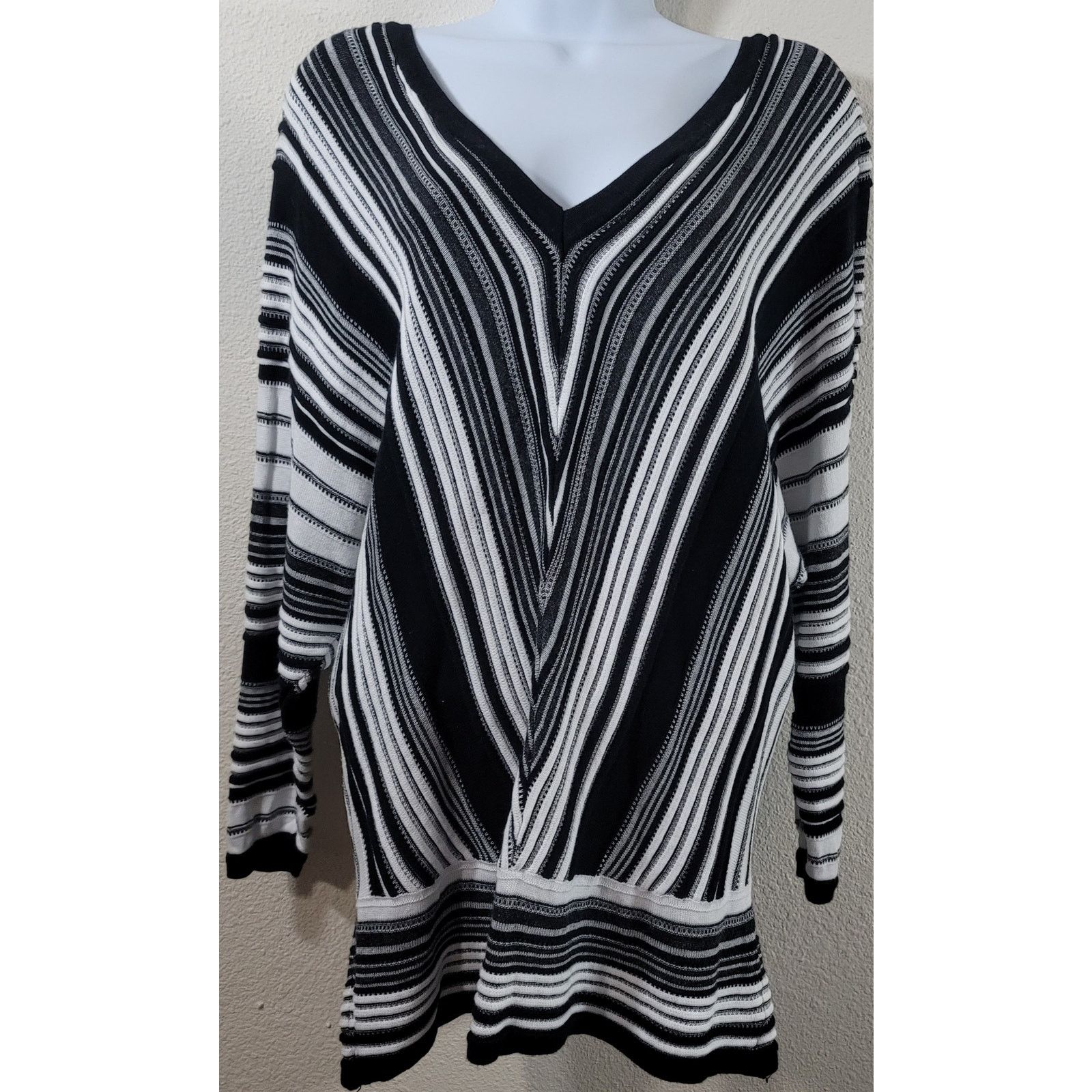 Other Lane Bryant Black Chevron Stripe Double V Sweater 14 16 Size XL / US 12-14 / IT 48-50 - 1 Thumbnail