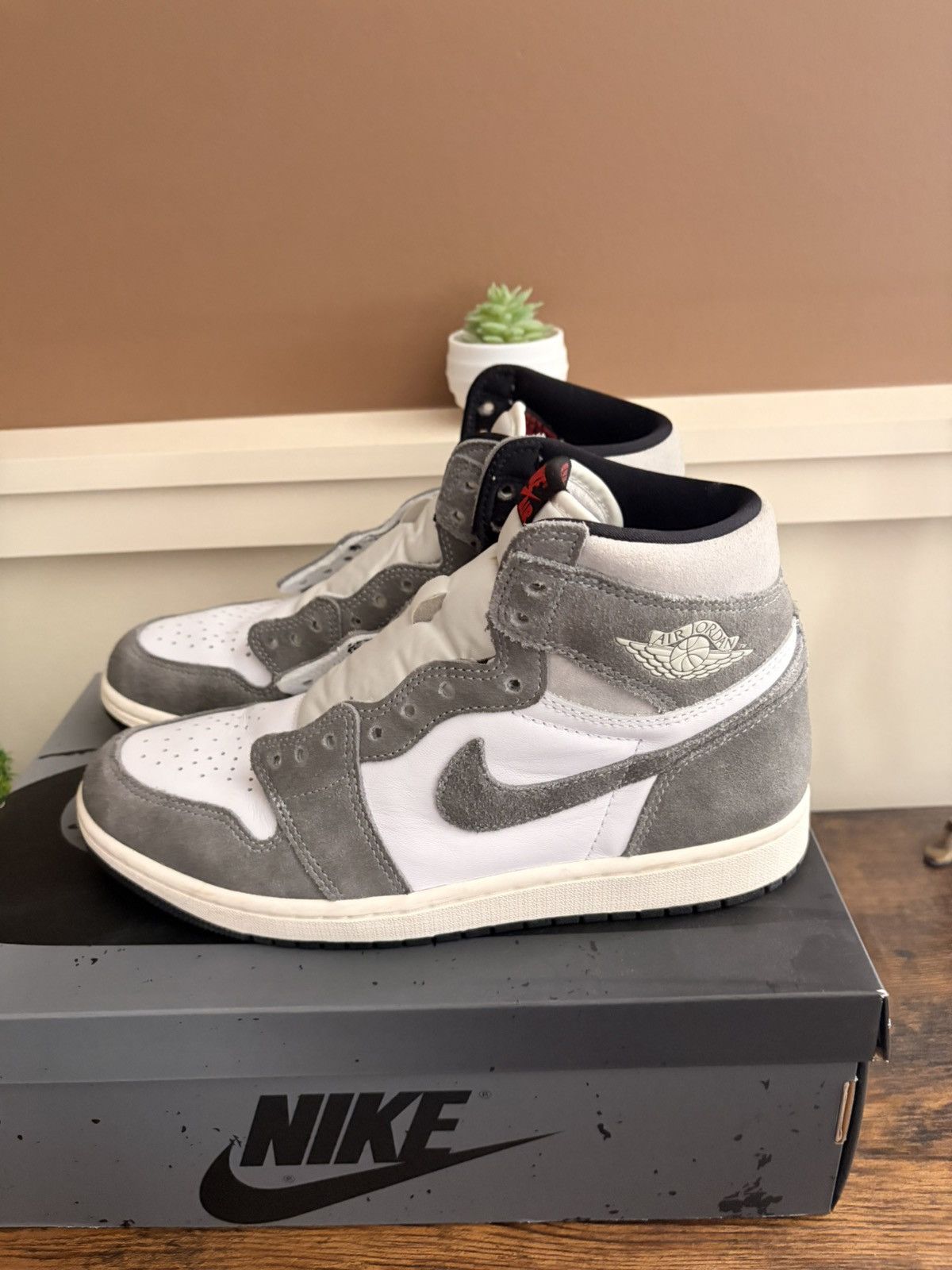 Jordan Brand Air Jordan 1 Retro High OG Black/White/ Light Smoke Grey Size US 9 / EU 42 - 2 Thumbnail