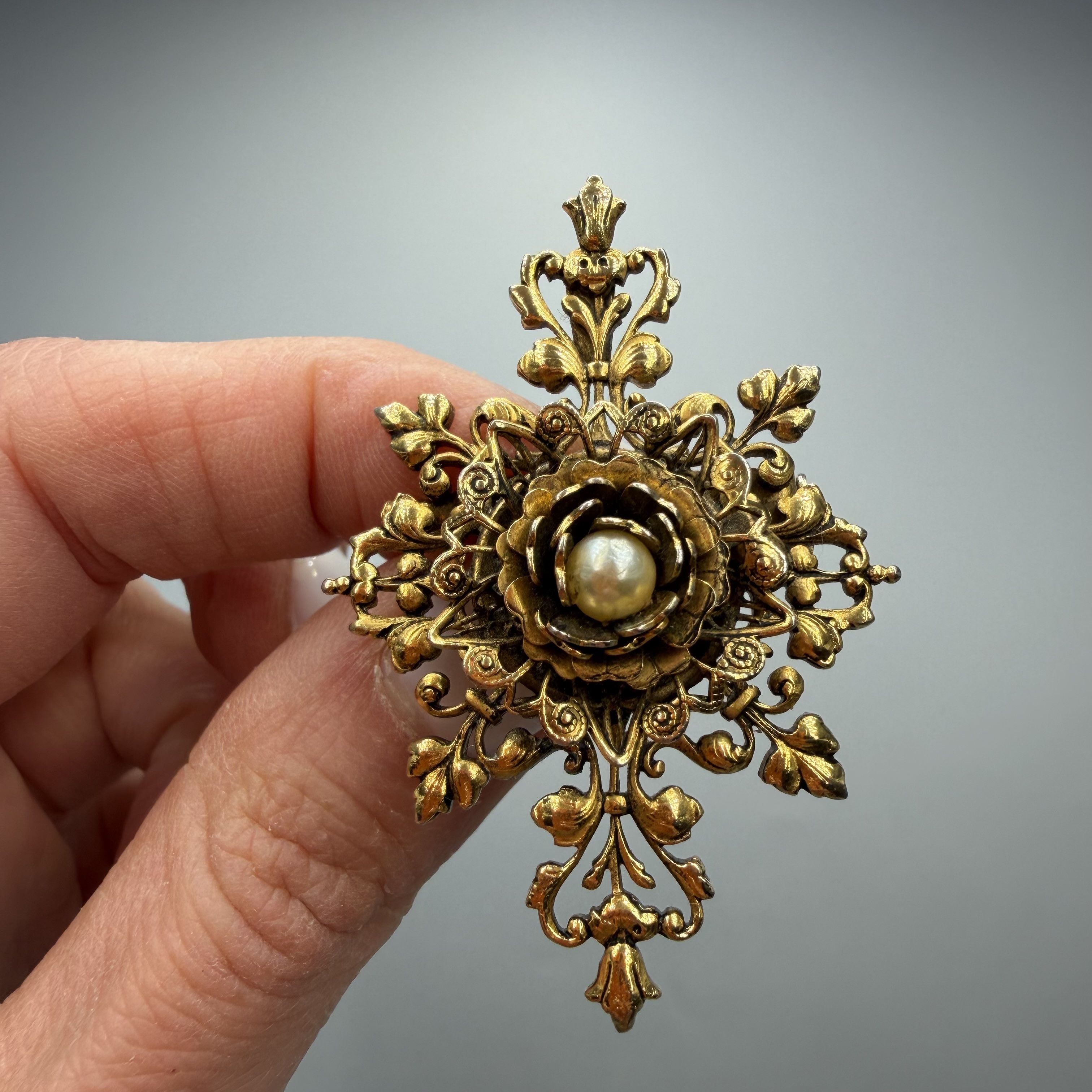Vintage Vintage Baroque Pearl Brooch Gold Tone Antique pin Size ONE SIZE - 1 Thumbnail
