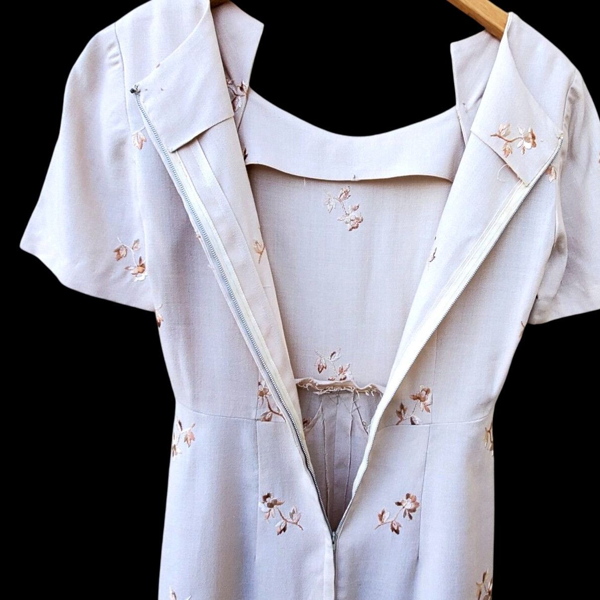Handmade 1950s Pin Up Wiggle Dress Size 4 Beige Embroidered Metal Zip Size S / US 4 / IT 40 - 7 Thumbnail