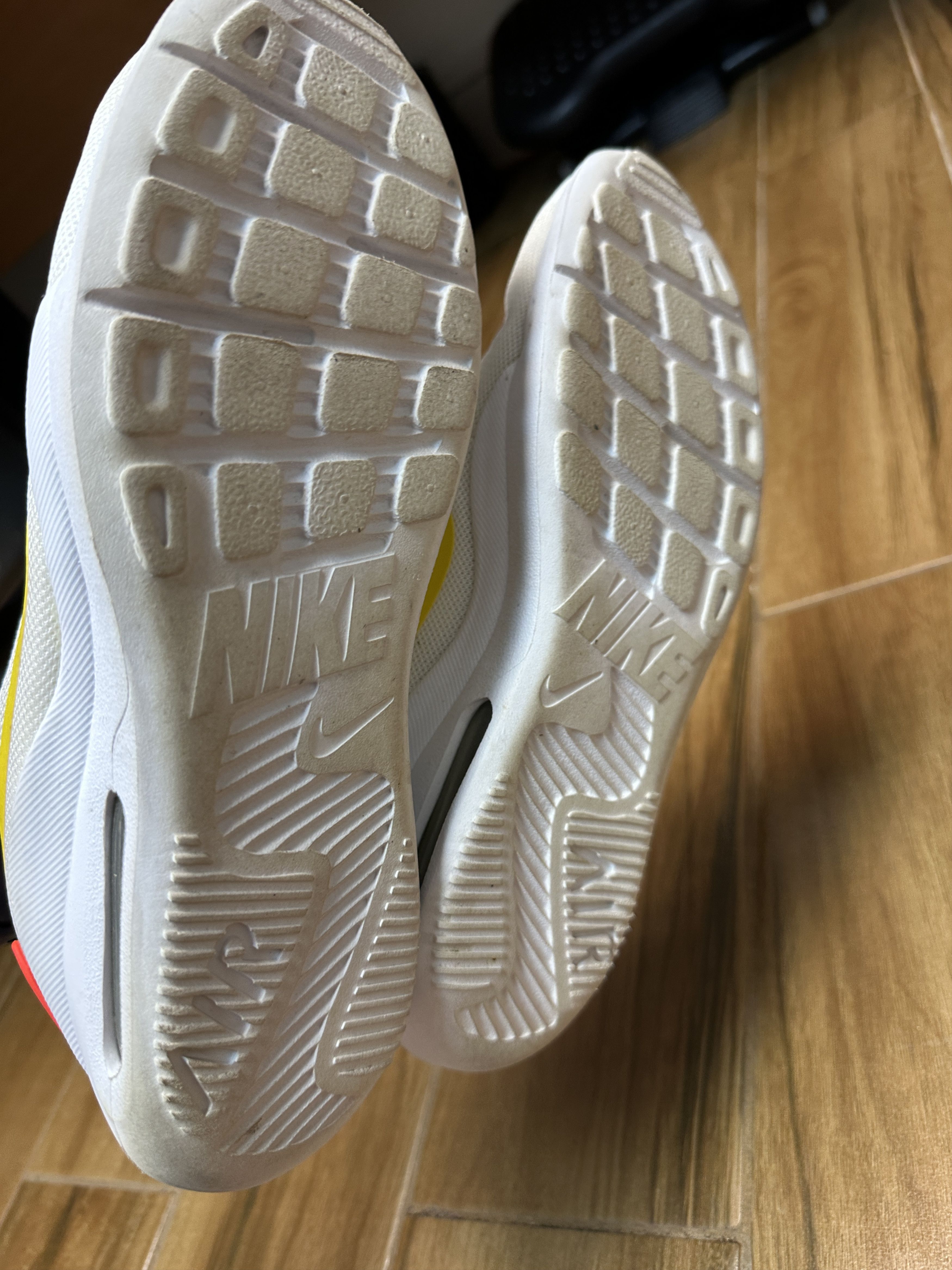 Nike Nike Air Max Oketo White/Bright Crimson/Chrome Yellow Size US 9 / EU 42 - 5 Thumbnail