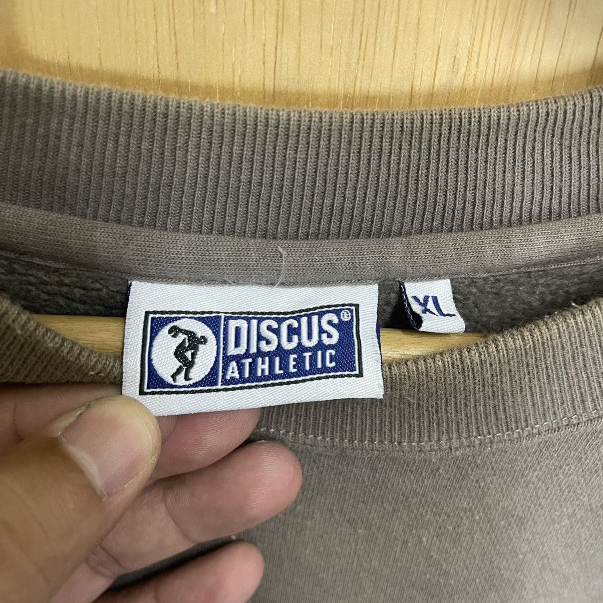 Vintage Vintage 90’s Discus Athletic Plain Crewneck Sweatshirt Size US L / EU 52-54 / 3 - 8 Thumbnail