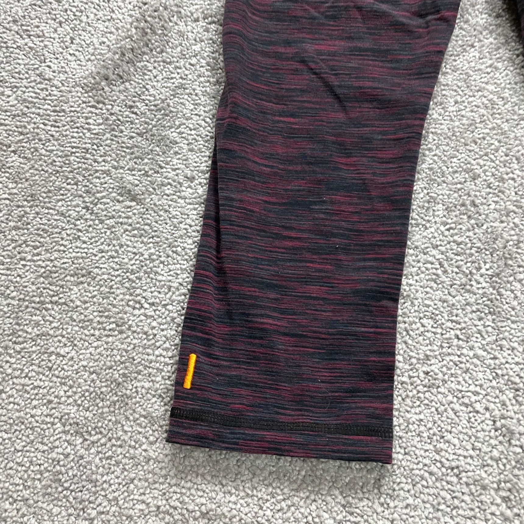 Vintage VINTAGE Unbranded Cropped Leggings Womens S Black Red 26 in Inseam 19.5 Skinny Athletic Activewear Breathable Compression 26x19.5 Womens Leggings Size 28" / US 6 / IT 42 - 3 Thumbnail