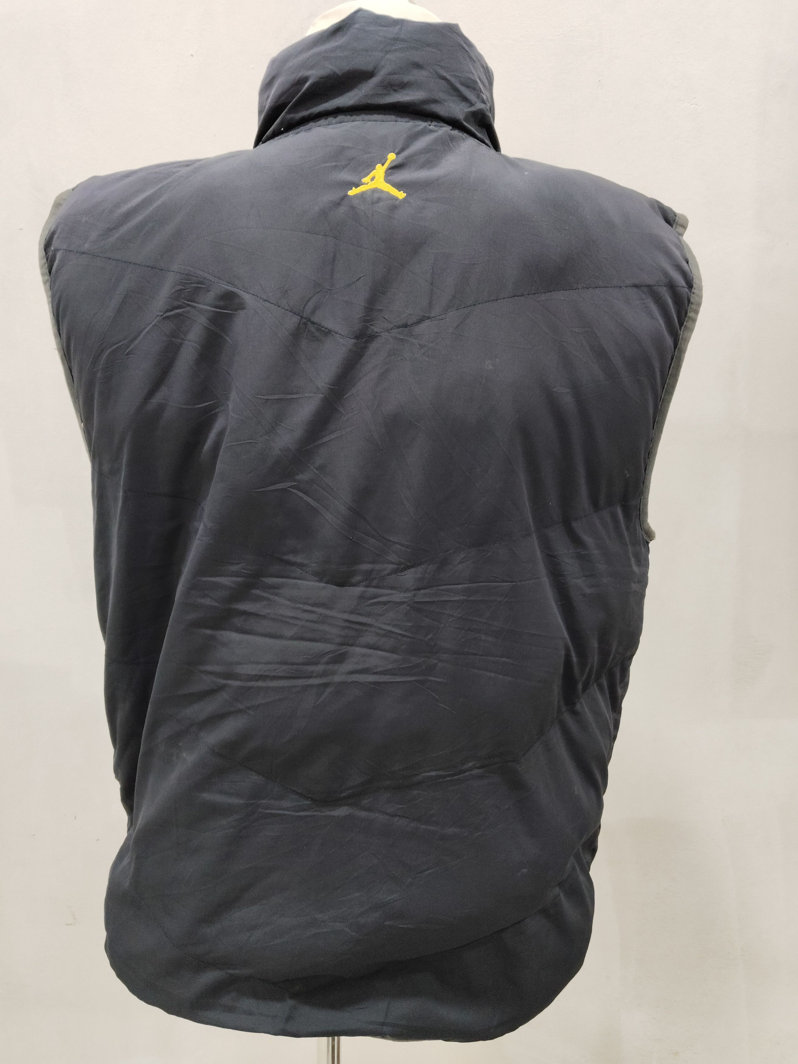 Jordan Brand × Nike × Vintage Vintage Nike Air Jordan Basketball Puffer Vest Size US L / EU 52-54 / 3 - 3 Thumbnail