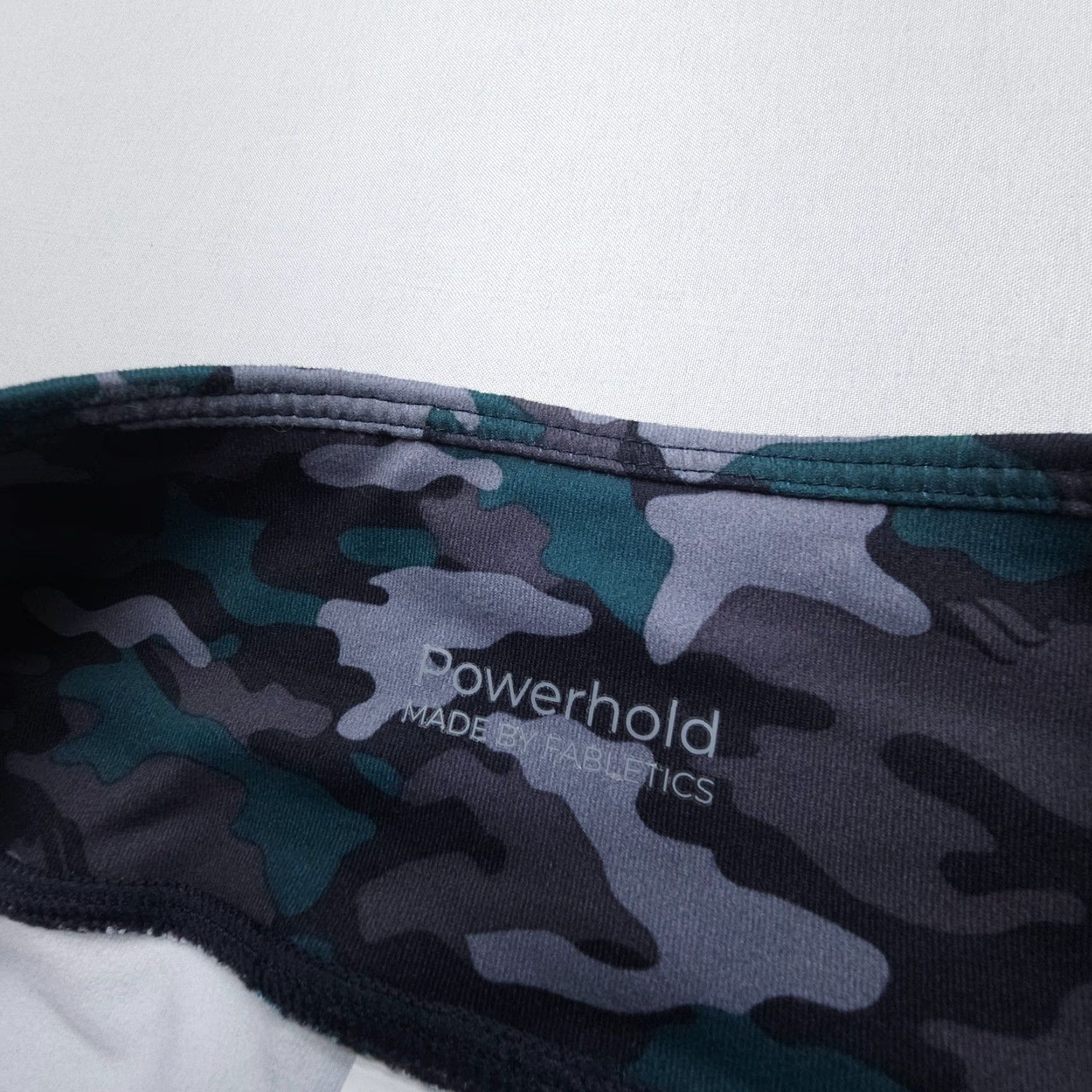 Fabletics Fabletics Powerhold Crop Leggings Womens Small Green Camo Compression Gym Yoga Size 28" / US 6 / IT 42 - 7 Thumbnail
