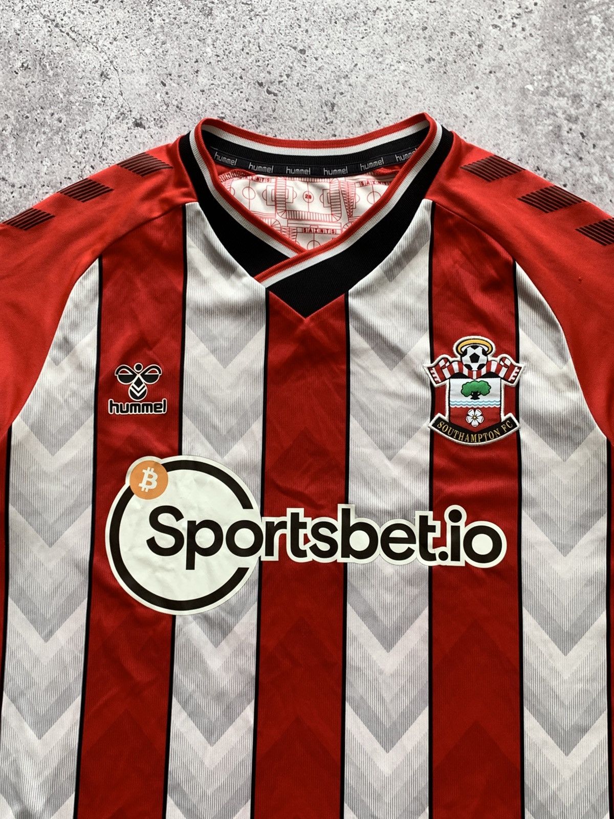 Hummel 🔥HUMMEL SOUTHAMPTON 2021/22 HOME SOCCER SHIRT Size US L / EU 52-54 / 3 - 4 Thumbnail
