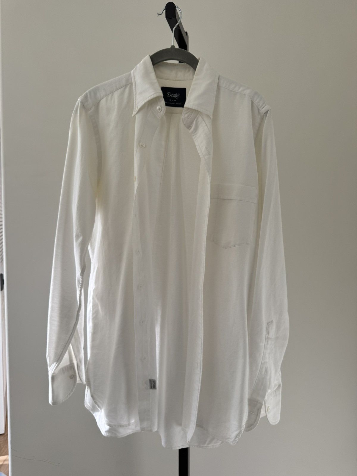 Drake’s white cotton BD oxford