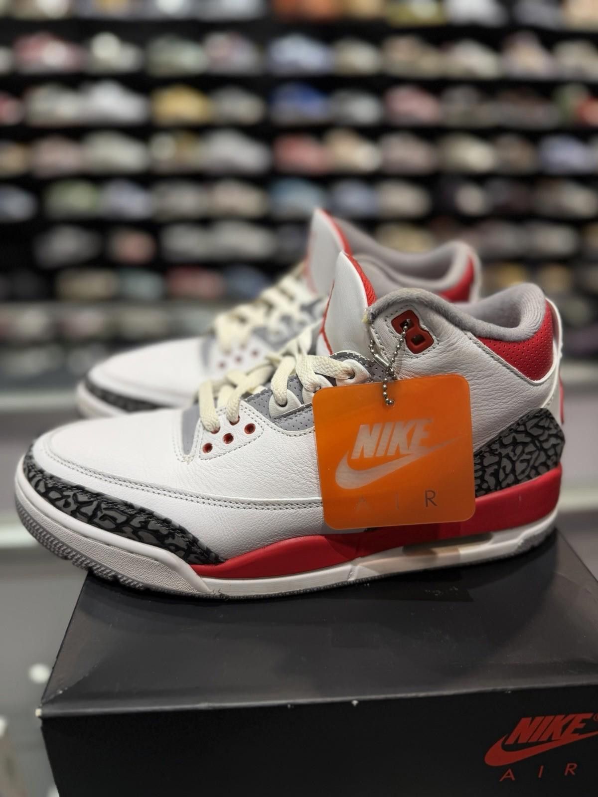 Jordan Brand Jordan 3 Retro Fire Red 2022 Size 9.5 Pre-Owned Pre-Owned Size US 9.5 / EU 42-43 - 5 Thumbnail
