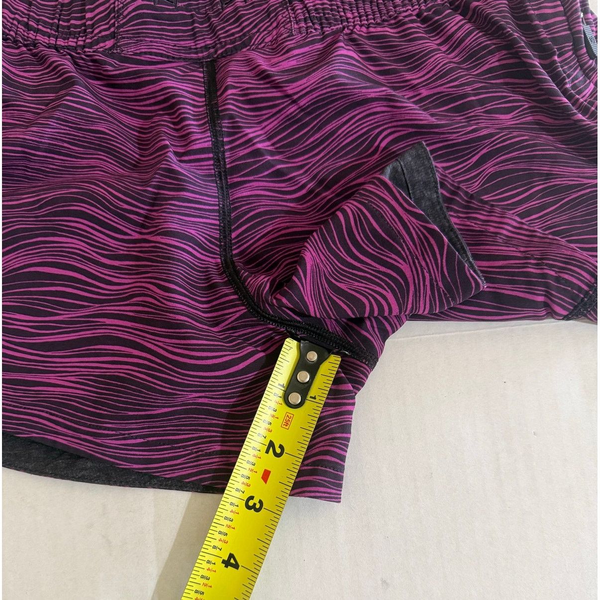 Lululemon Fantastic Lululemon Hotty Hot Reversible Shorts Size 4 Size 27" / US 4 / IT 40 - 7 Thumbnail