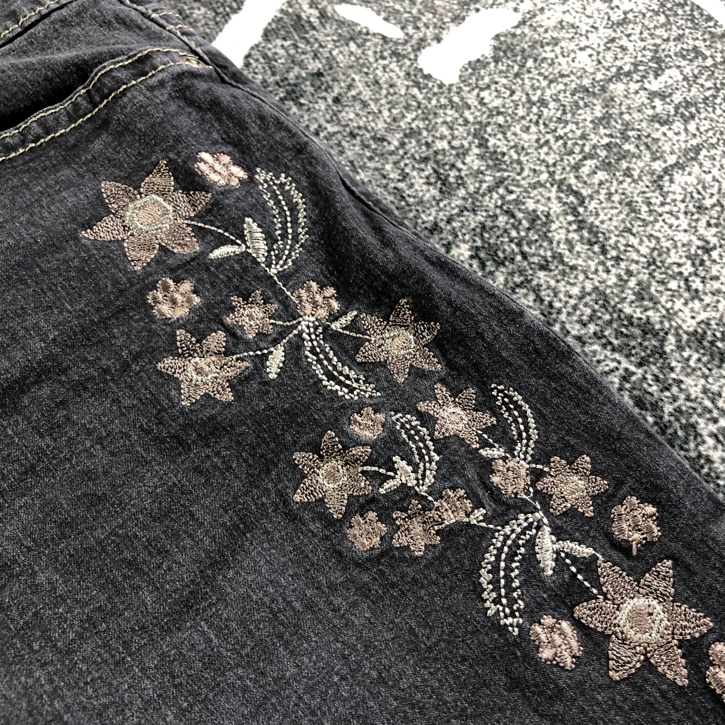 Japanese Brand Japanese Brand Flared Jeans Embroidery Denim KJ2955 Size US 30 / EU 46 - 7 Thumbnail