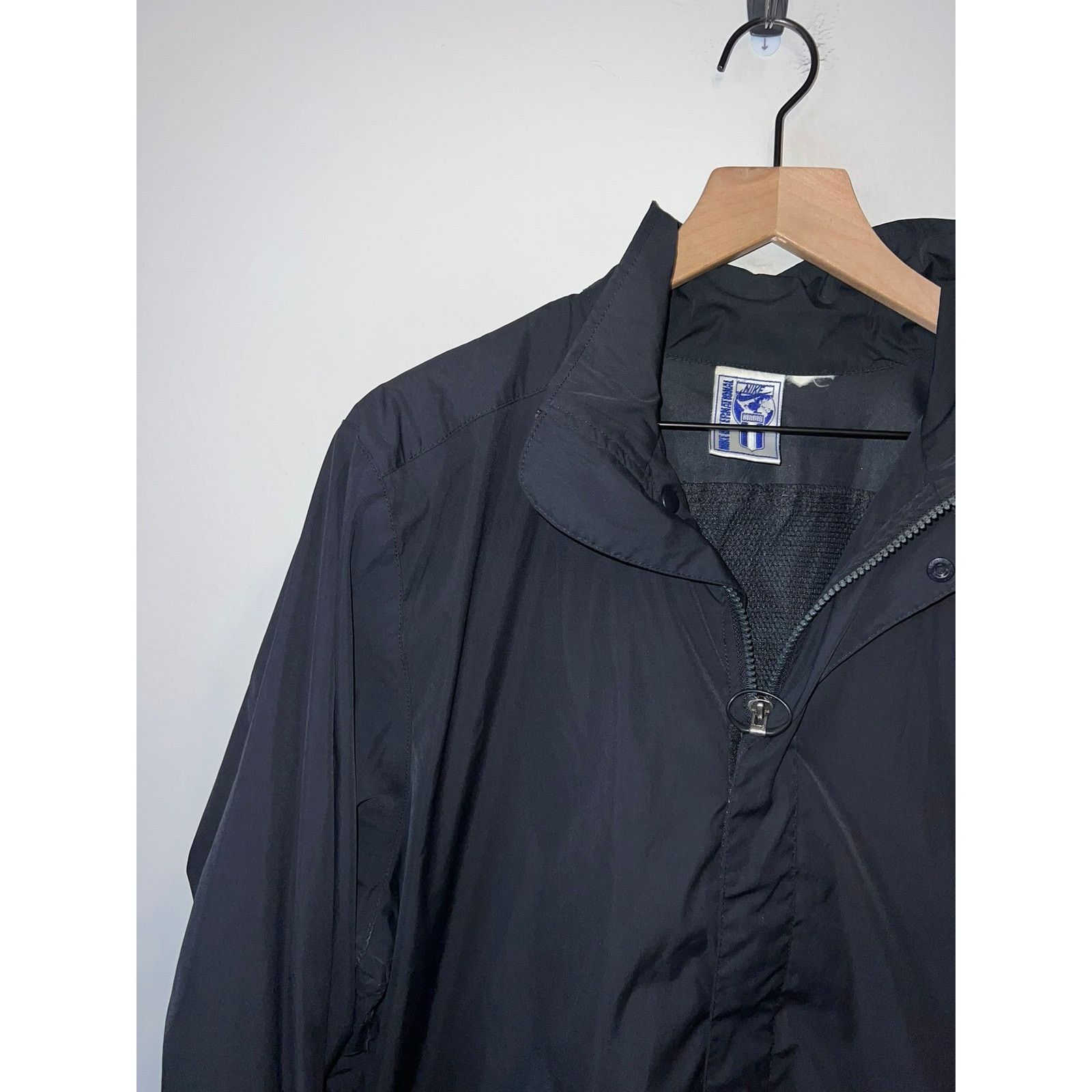 Nike Vintage Nike Windbreaker International Black Jacket VTG L Size US L / EU 52-54 / 3 - 3 Thumbnail