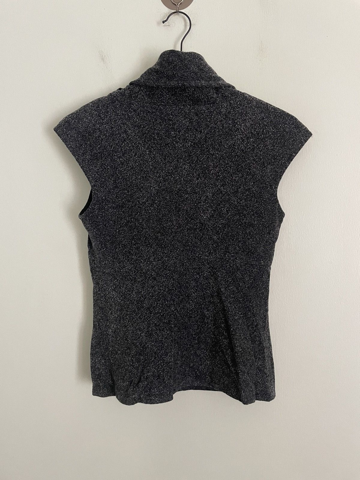 Agnes B. Turtleneck Nonsleeves Blouse