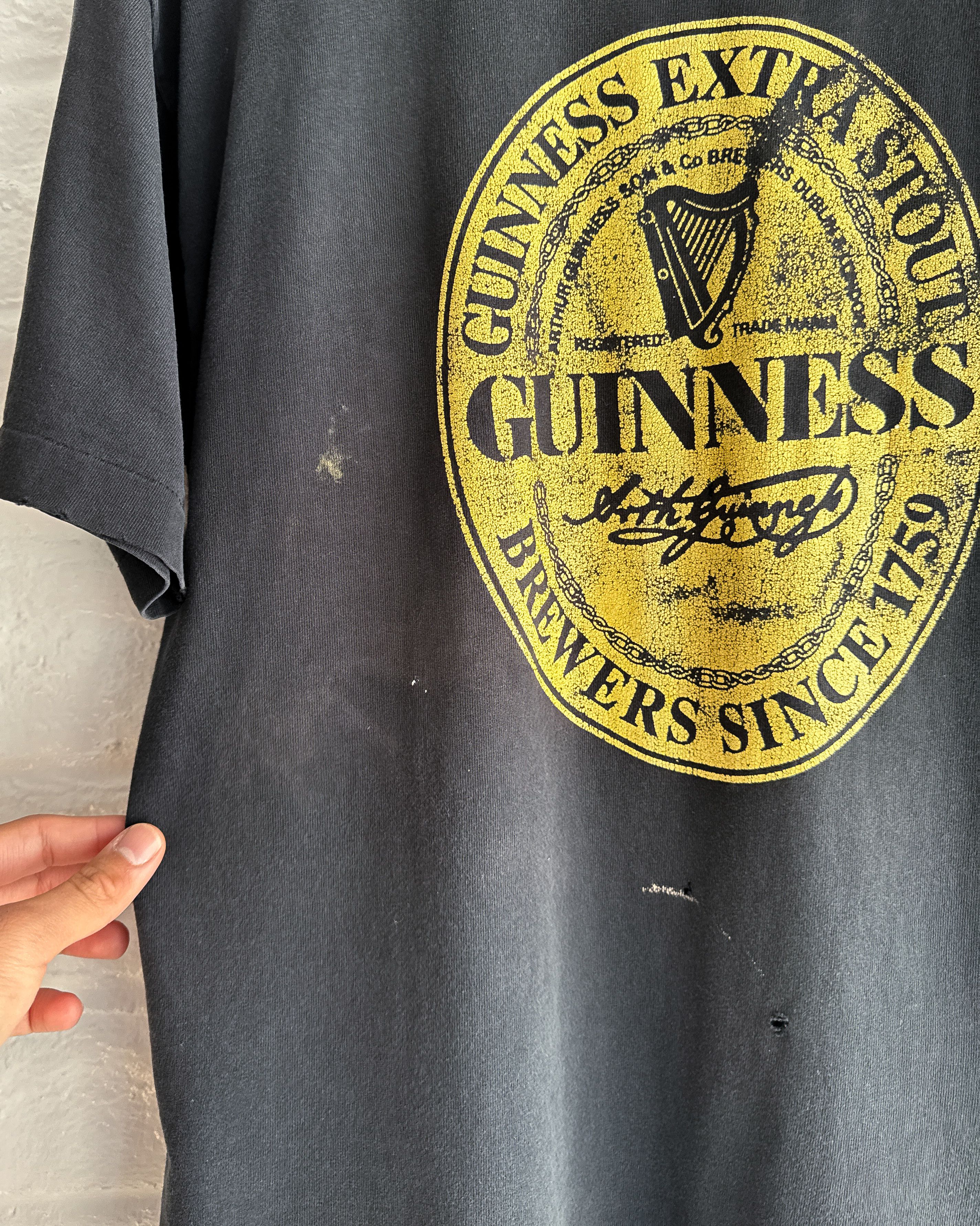 Vintage Vintage 90s Guinness Beer T Shirt Thrashed Faded Distressed Size US L / EU 52-54 / 3 - 11 Thumbnail