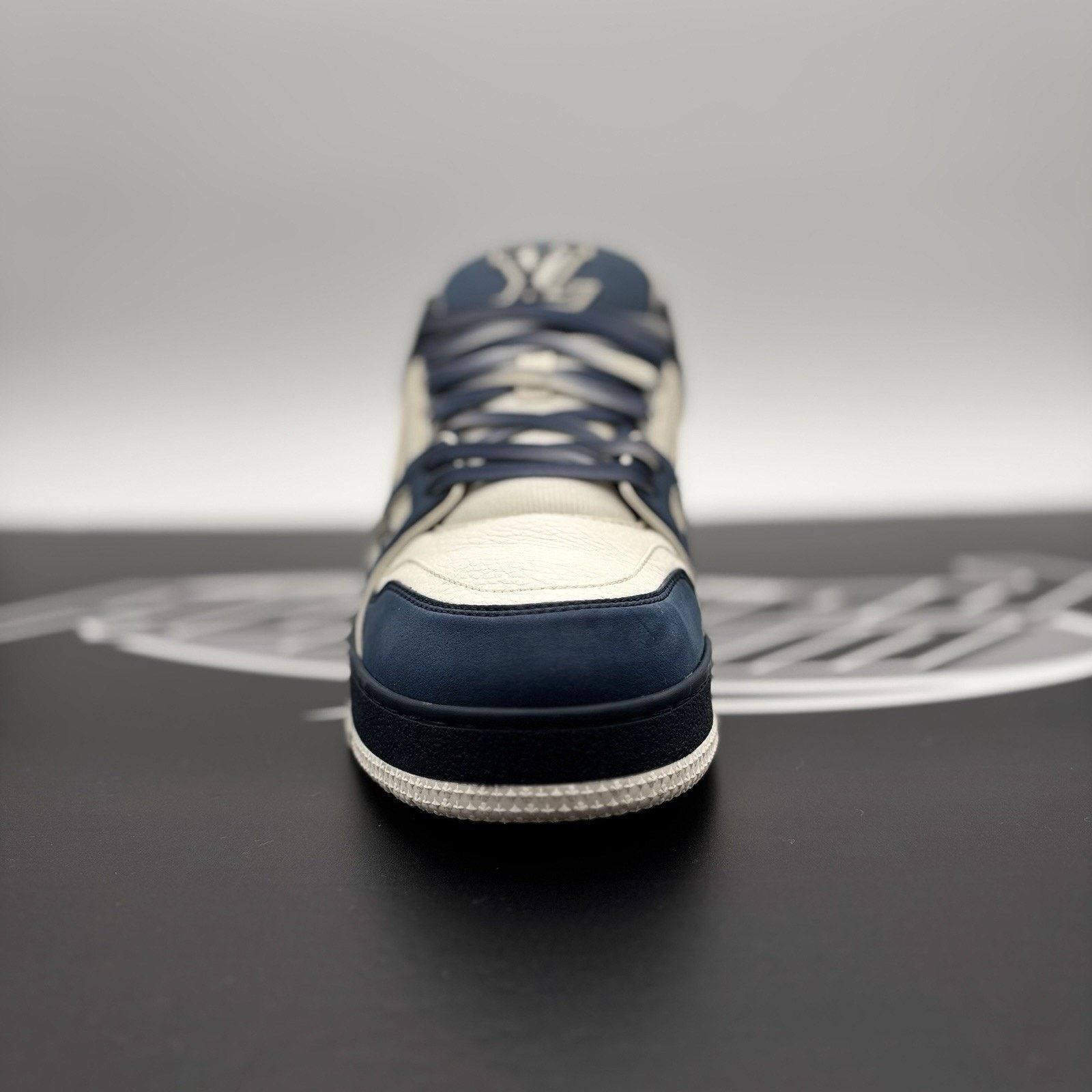 Louis Vuitton (7-7.5 US) Louis Vuitton Trainer ' White Navy '| GREAT COND! Size US 7.5 / EU 40-41 - 6 Thumbnail