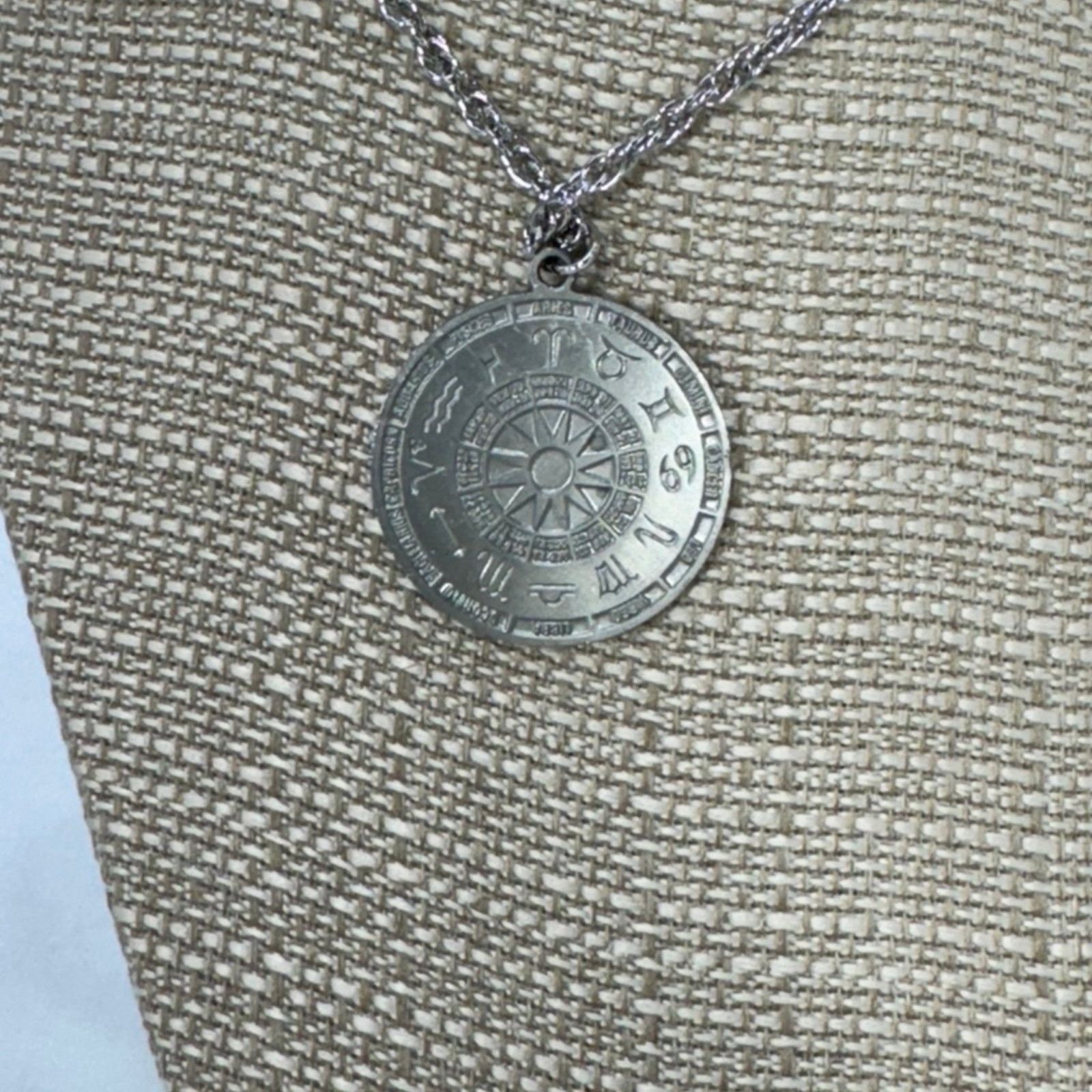 NBDN Nobrandedon VTG silver tone zodiac Taurus pendant Size ONE SIZE - 4 Thumbnail