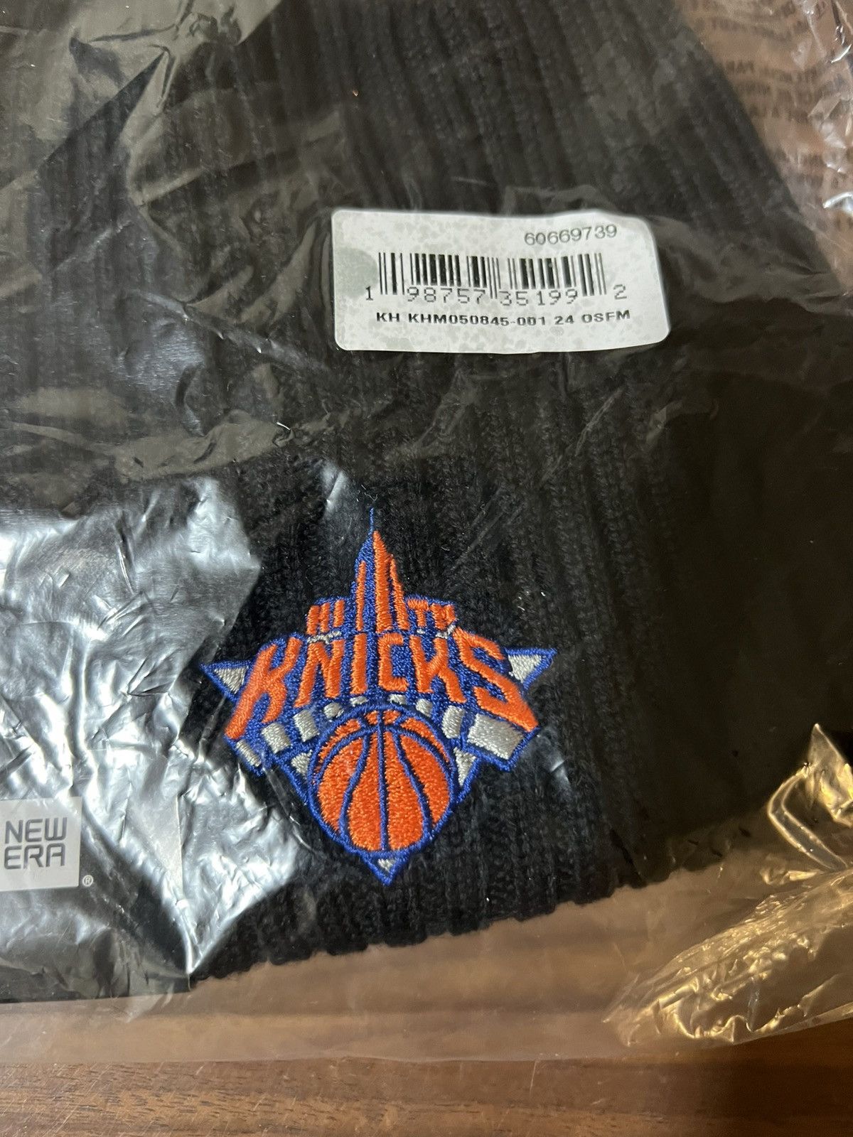 Kith × New Era Kith for the New York Knicks Midtown Logo Beanie in Black Size ONE SIZE - 7 Thumbnail