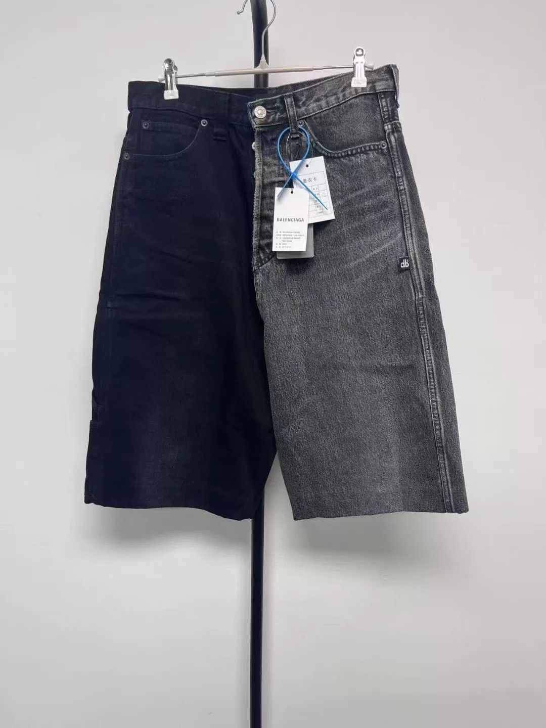 Balenciaga Balenciaga Black Gray Fringe Baggy Denim Shorts Size US 29 - 1 Thumbnail
