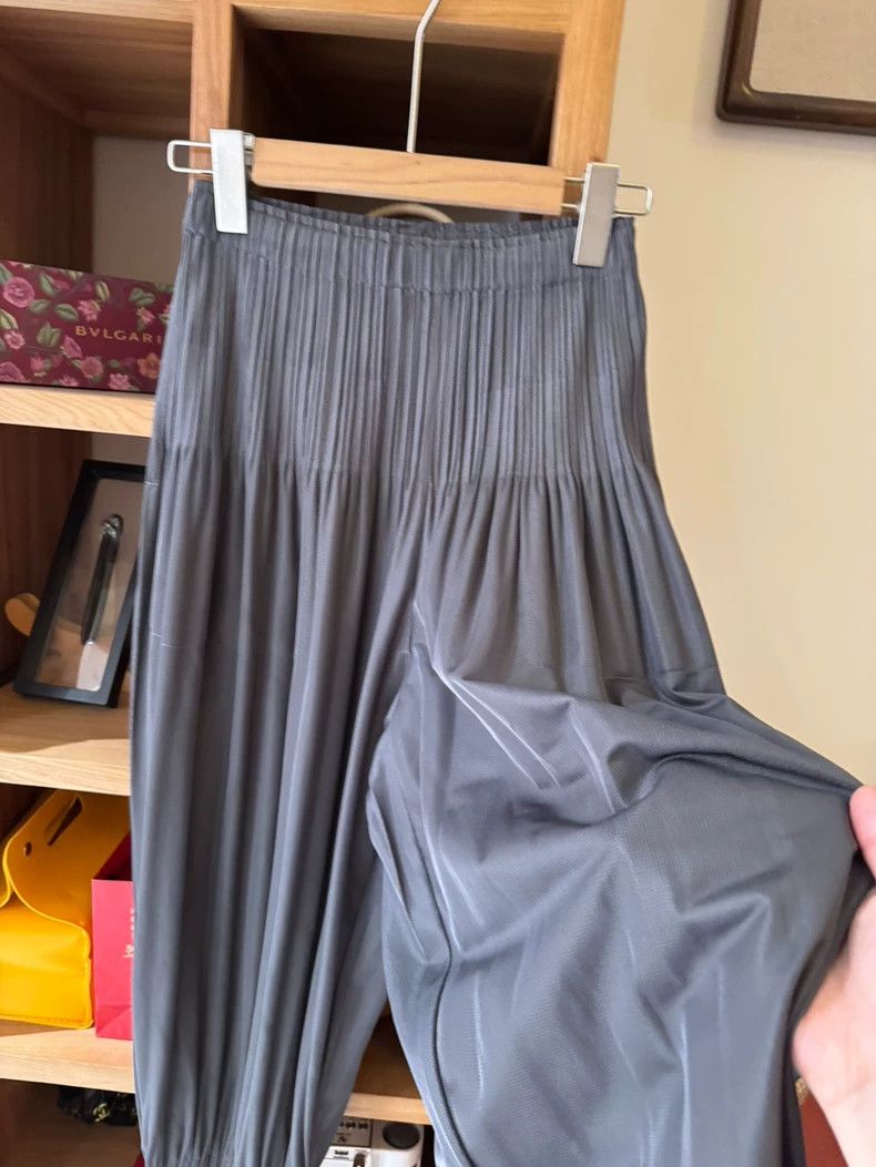 Issey Miyake Issey Miyake size:2 Grey pleated puff pants Size 31" - 2 Thumbnail
