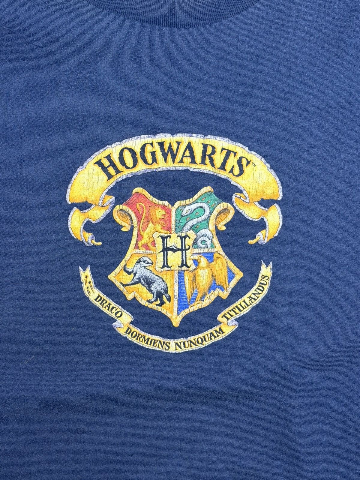 Vintage Vintage 2000 Harry Potter Hogwarts Crest Tee USA Made XL Size US XL / EU 56 / 4 - 2 Thumbnail