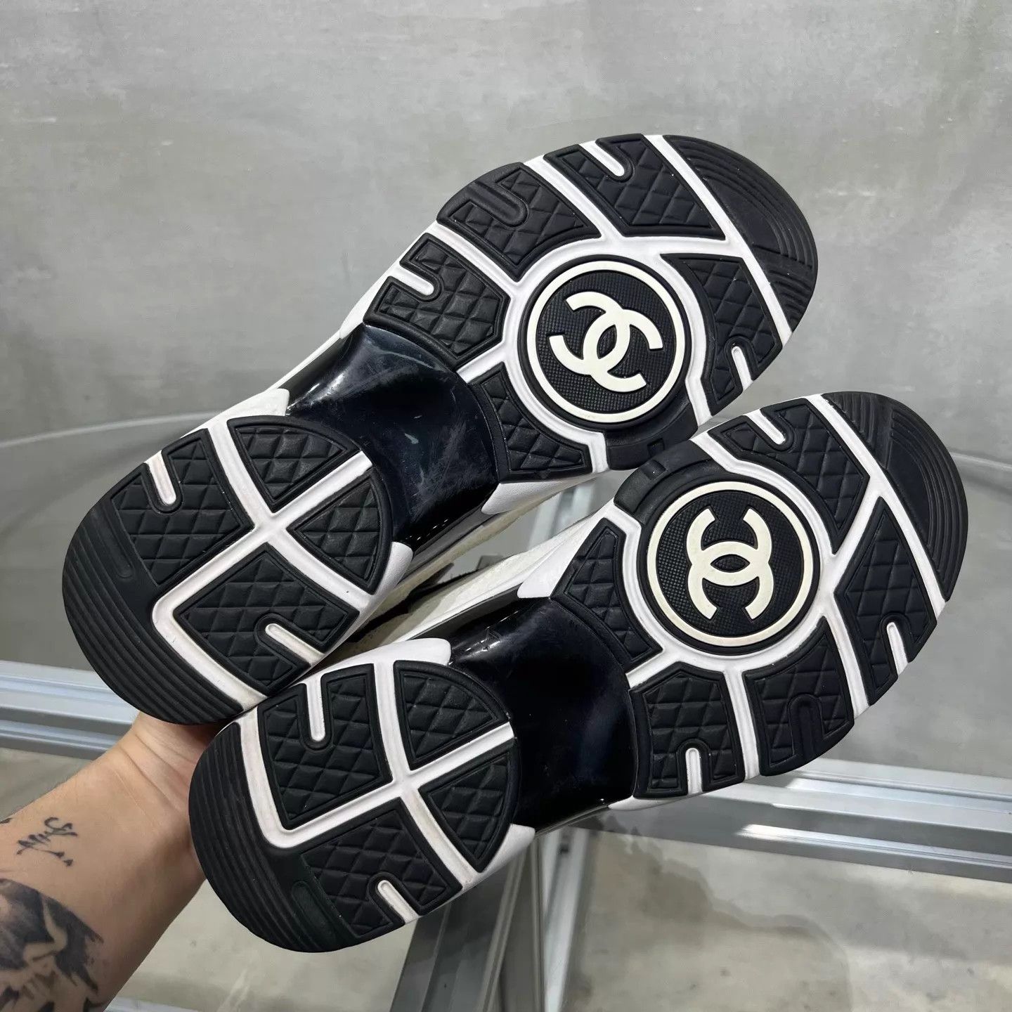 Chanel Chanel White Embossed All - Over Pattern Sneakers 38.5 Size US 8 / IT 38 - 7 Thumbnail