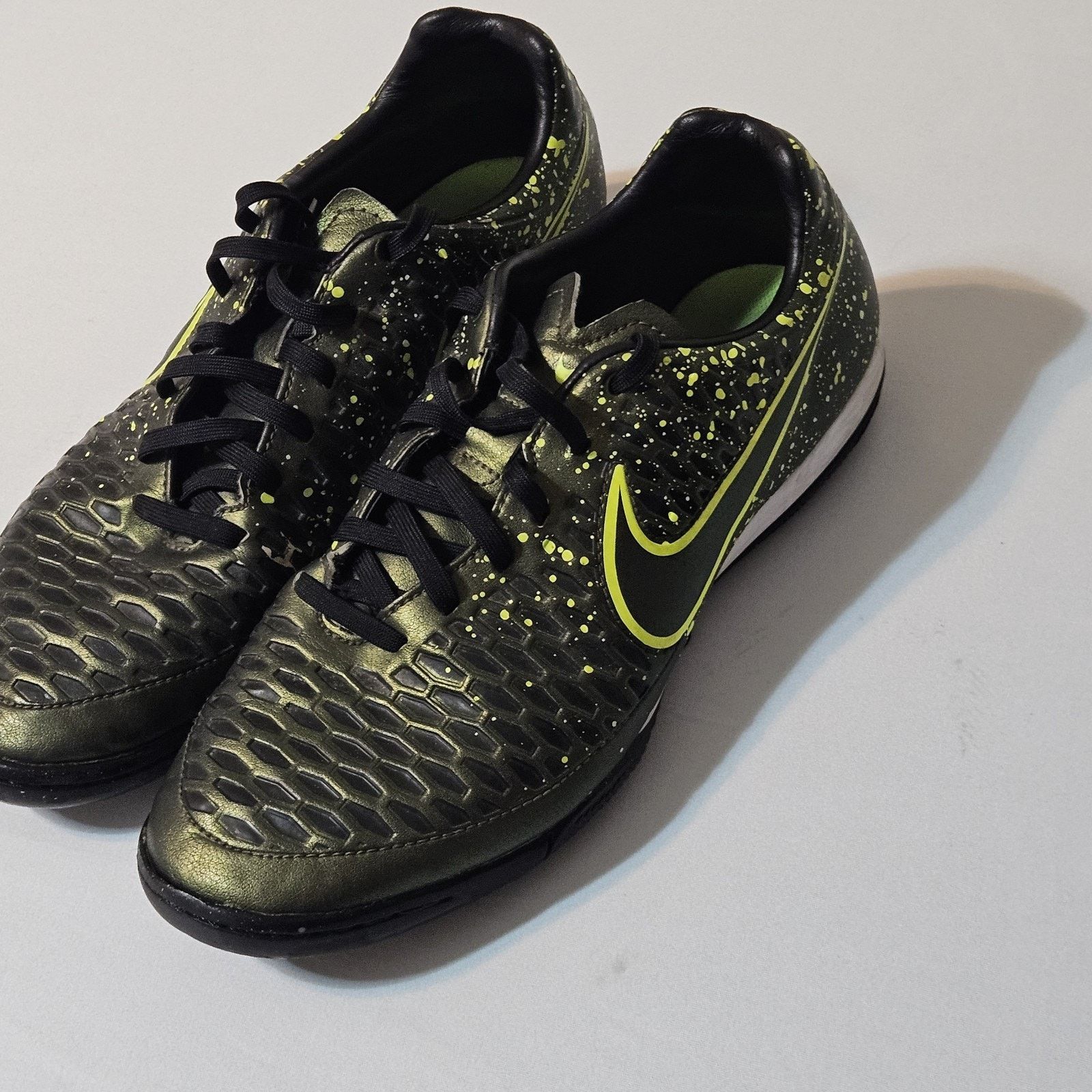 Nike NIKE MAGISTA ONDA IC HYPER Sneakers Men's SIZE 10 EUC Size US 10 / EU 43 - 7 Thumbnail