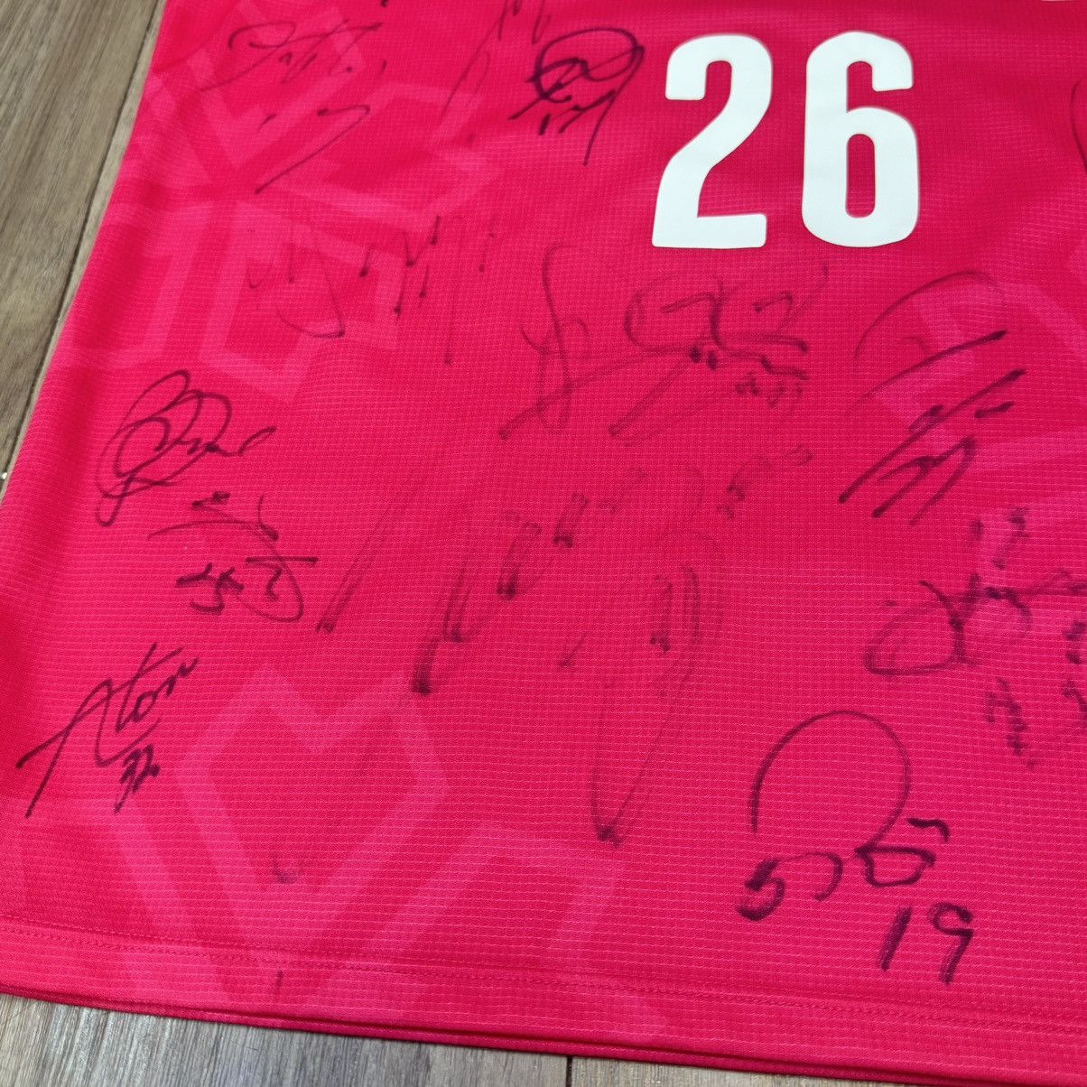 Puma Osaka Cerezo 2018 squad signed jersey Size US M / EU 48-50 / 2 - 8 Thumbnail