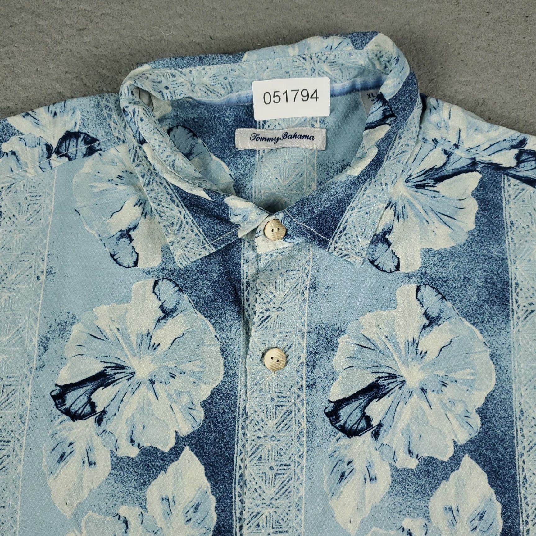 Tommy Bahama VINTAGE Tommy Bahama Shirt Men XL Blue Floral Hawaiian Button-Up Short Sleeve Silk Fabric Tropical Hawaiian Pattern 90s Concert Beach Branded Mens Size US XL / EU 56 / 4 - 2 Thumbnail