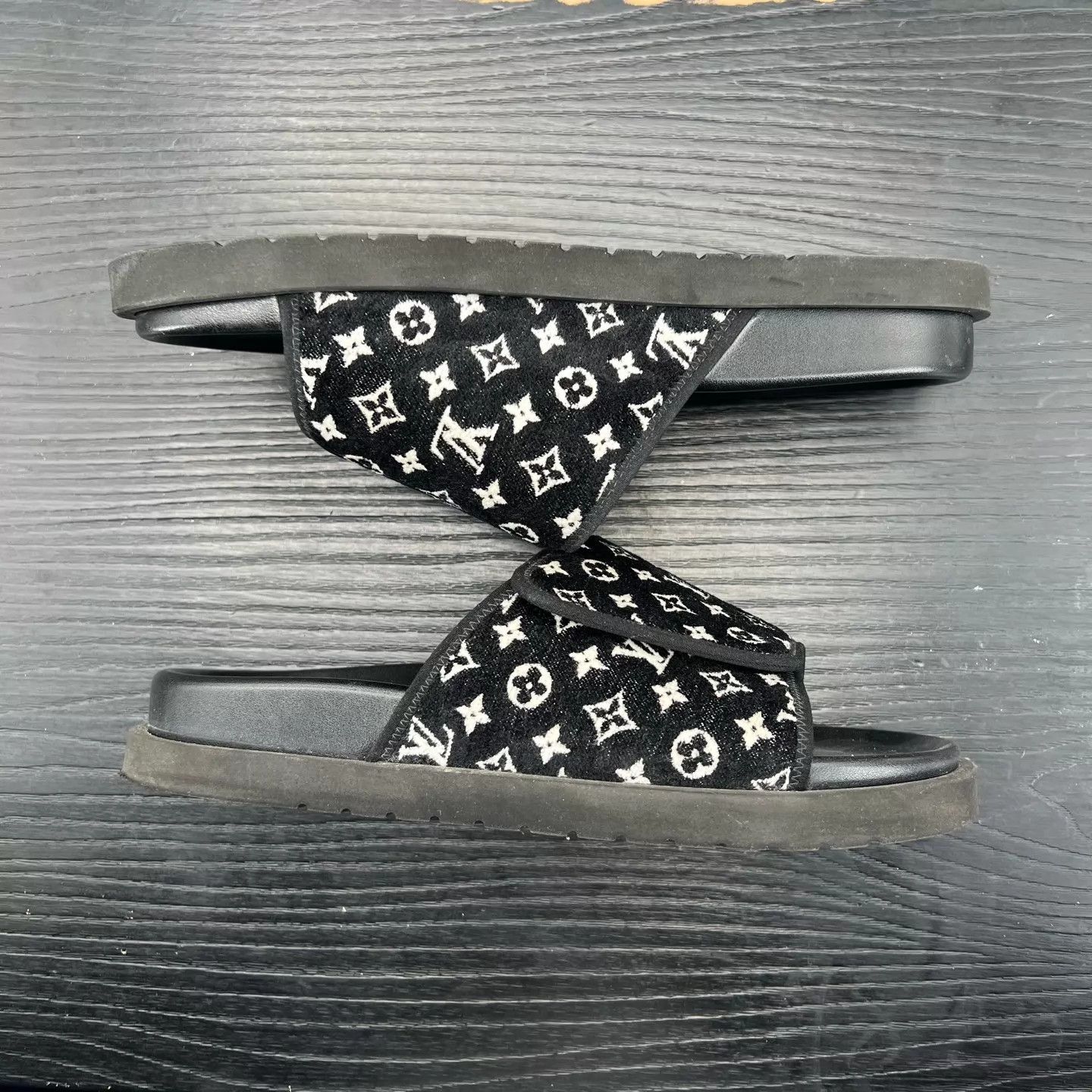 Louis Vuitton LV Miami B&W Print 8/42 Repaired Left Inner Flaw Size US 9 / EU 42 - 3 Thumbnail