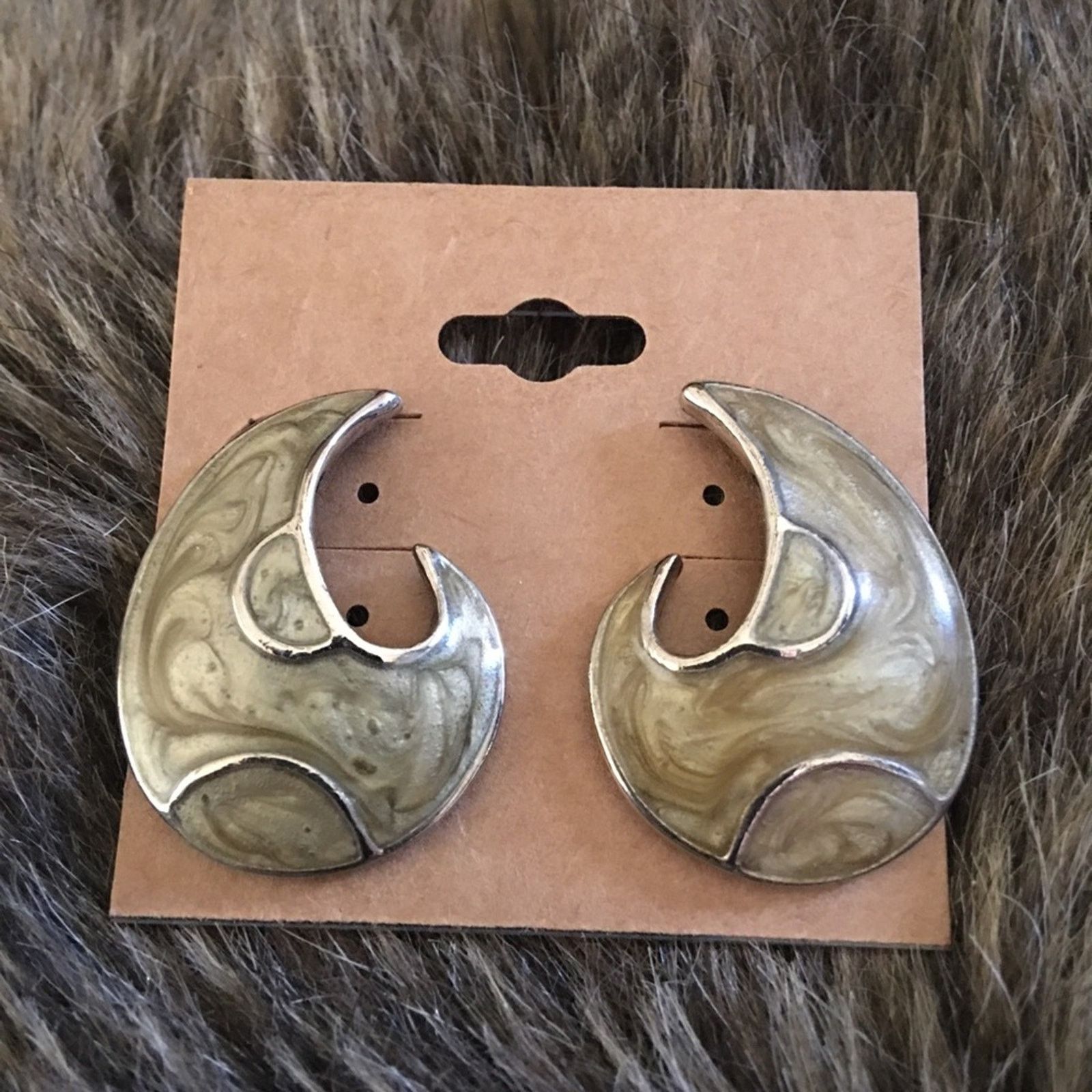 Vintage Vintage sage green enamel pierced earrings Size ONE SIZE - 2 Thumbnail