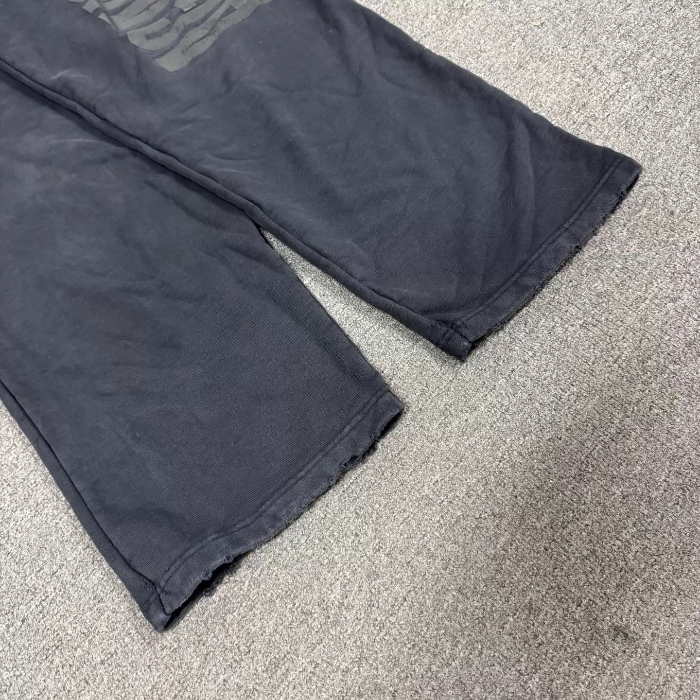 Balenciaga Balenciaga Black Distressed Logo Hem Sweatpants Size US 33 - 3 Thumbnail