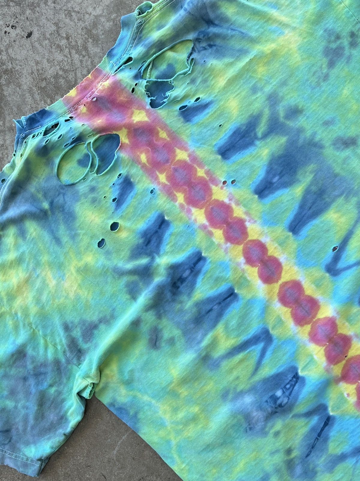 Vintage Vintage 90s Thrashed Heat Spot Tie Dye Patterned Tee 2XL Size US XXL / EU 58 / 5 - 4 Thumbnail