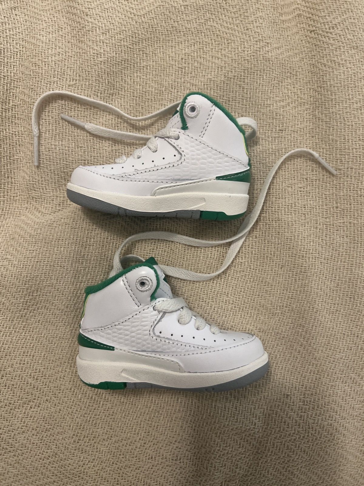 Jordan Brand Jordan 2 Retro Lucky Green US 2c Size US 5 / EU 37 - 2 Thumbnail