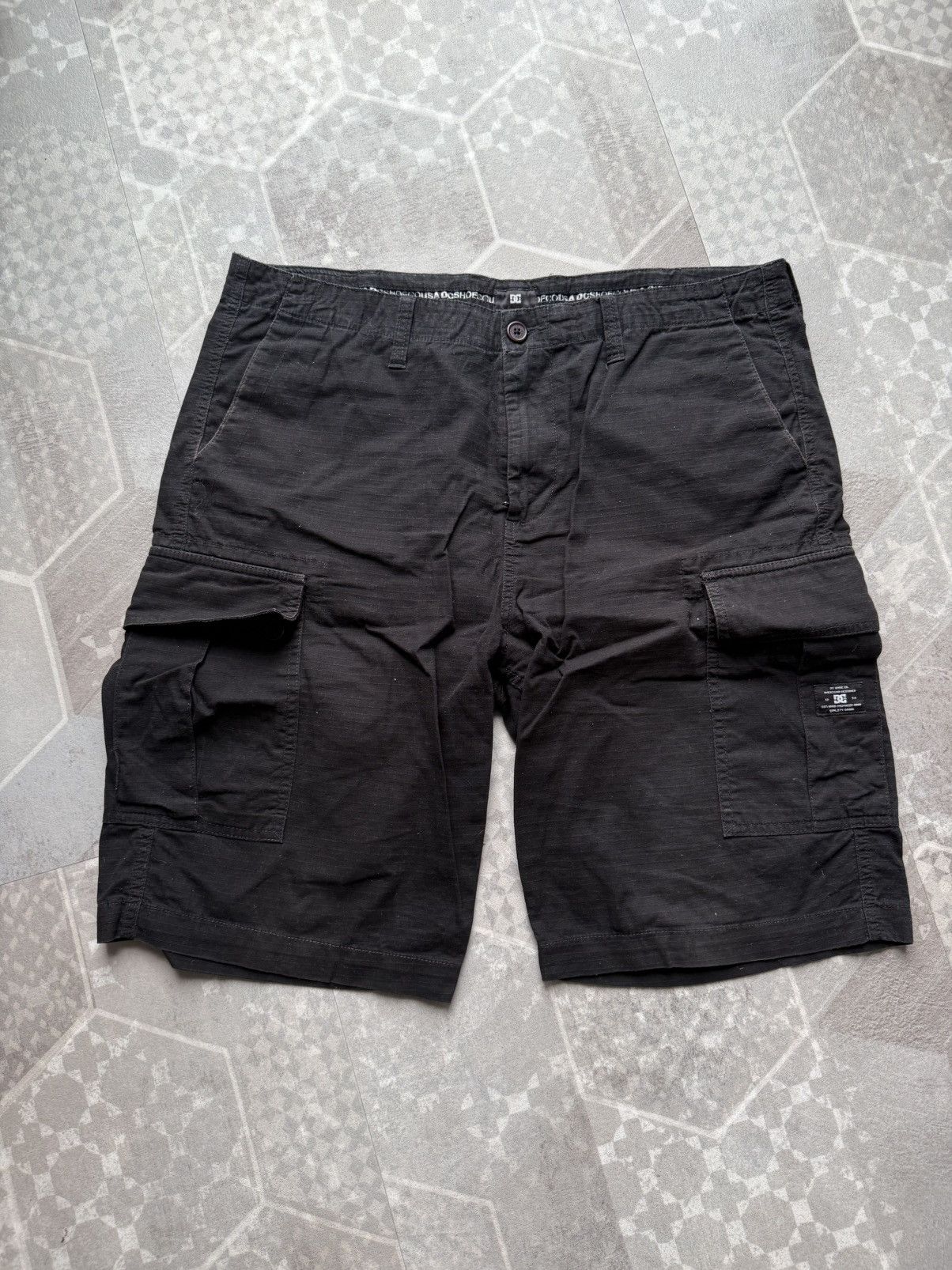 DC DC Shoes Black Cargo Shorts Size US 34 / EU 50 - 1 Thumbnail
