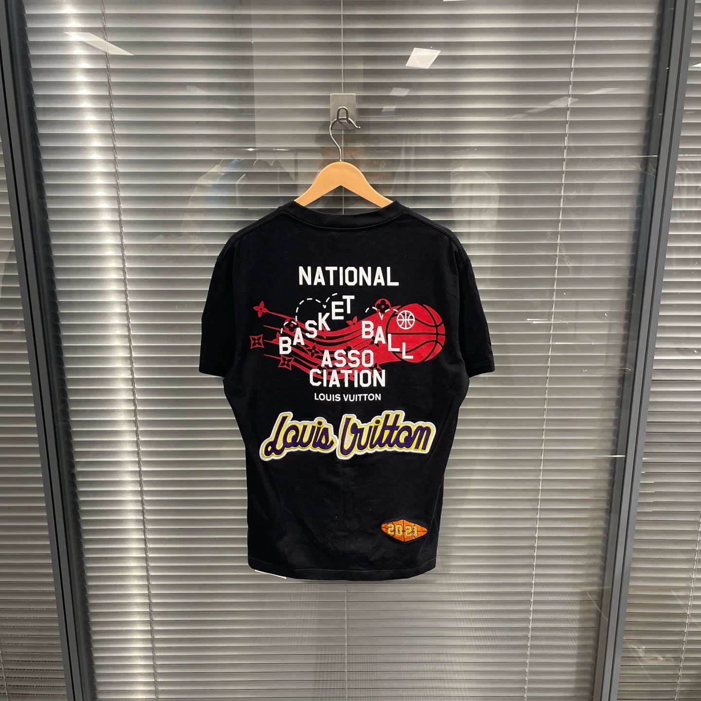 Louis Vuitton Louis Vuitton x NBA Letter Print S/S Tee M 95 New Size US M / EU 48-50 / 2 - 2 Thumbnail