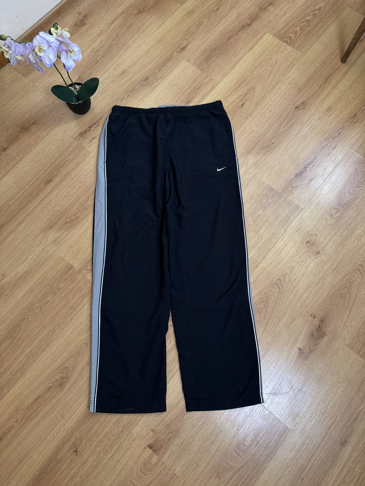 Nike Vintage Nike Pants Nylon Streetwear Straight Black Swoosh XL Size US 36 / EU 52 - 1 Thumbnail