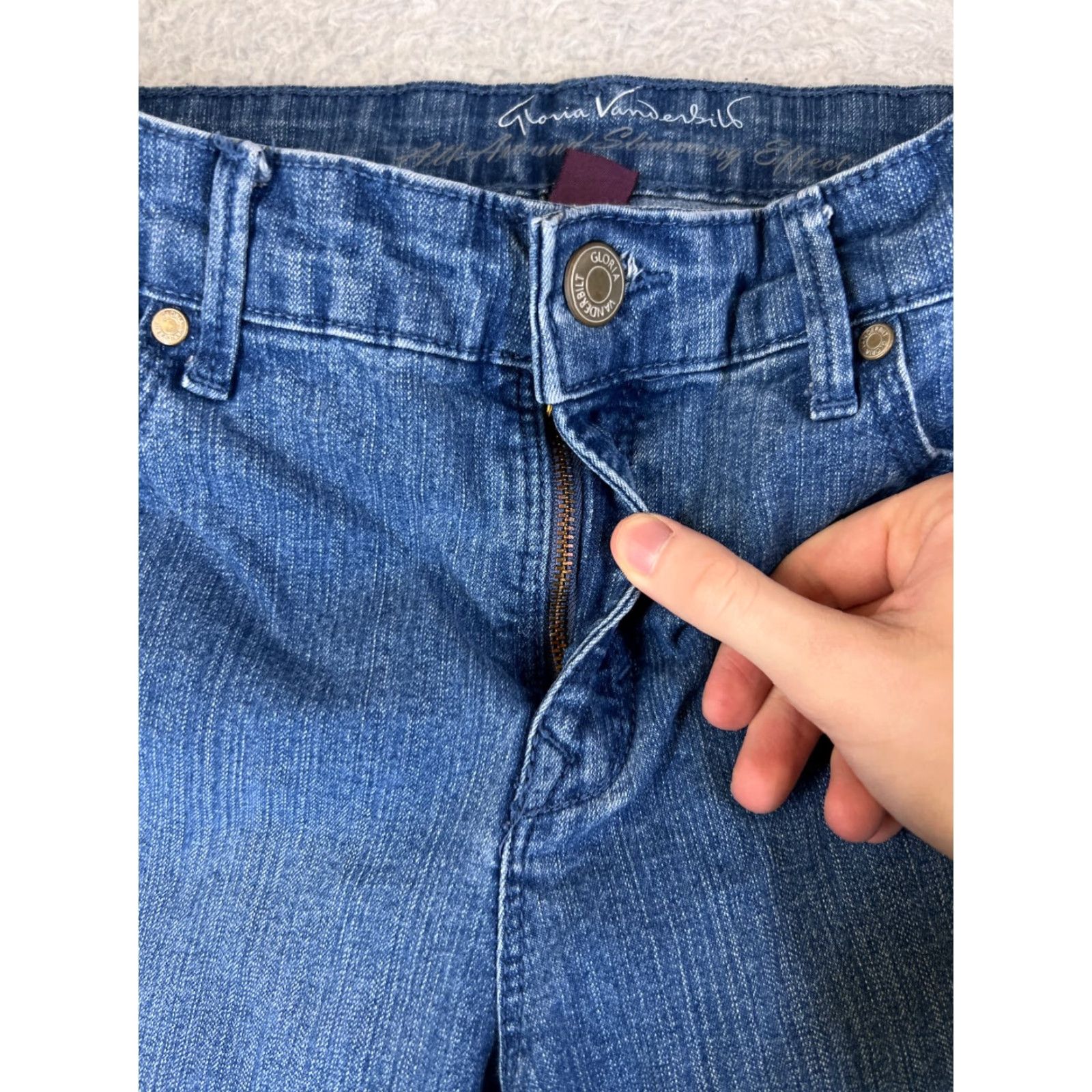 Gloria Vanderbilt VINTAGE Gloria Vanderbilt Women's Capri Jeans Size 6 Mid Rise Cotton Blue Embroidered Rhinestone Size 28" / US 6 / IT 42 - 7 Thumbnail