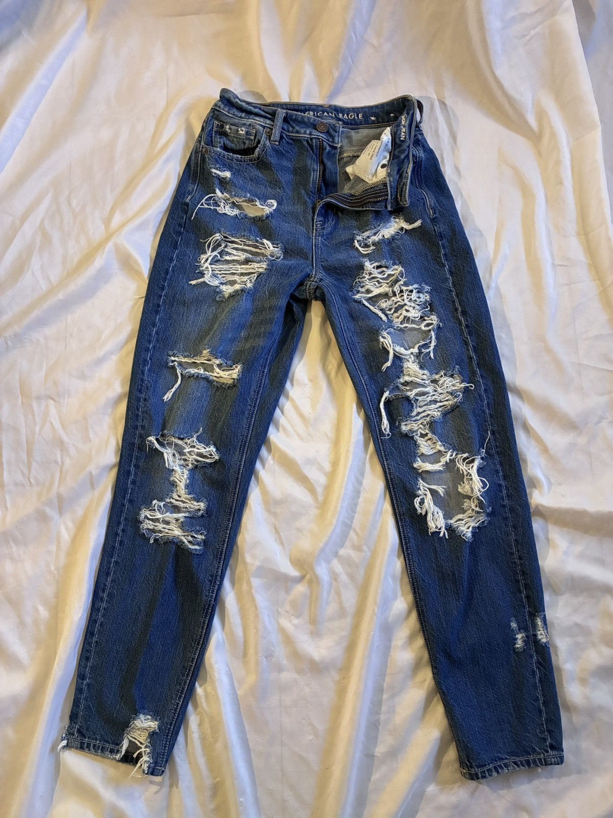American Eagle Outfitters American Eagle Outfitters Distressed Mom Jeans Size 25" / US 0 / IT 36 - 2 Thumbnail